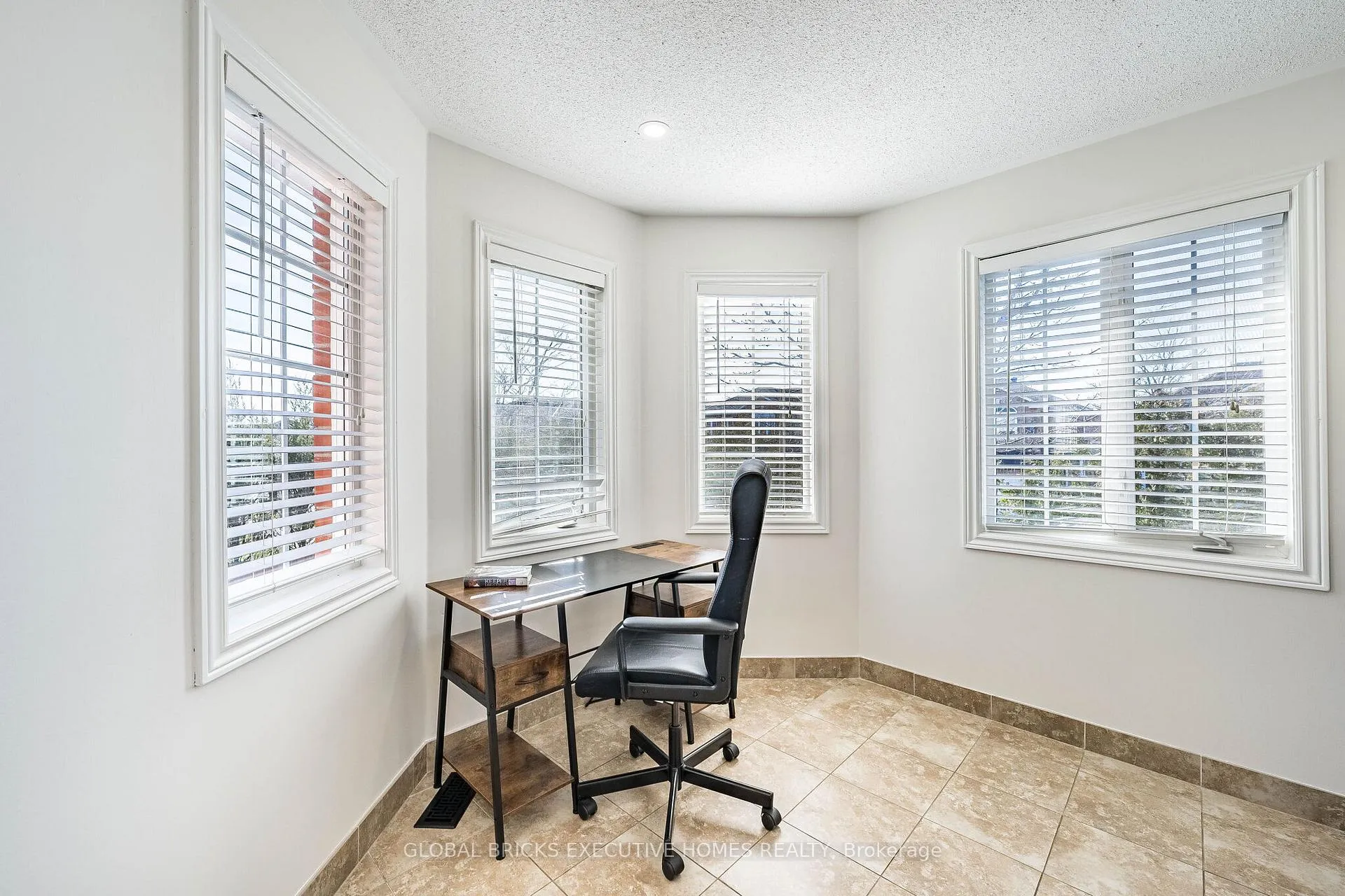 Photo 32 of 40 Hubert corless Drive S, Caledon, Bolton East — HOMEH