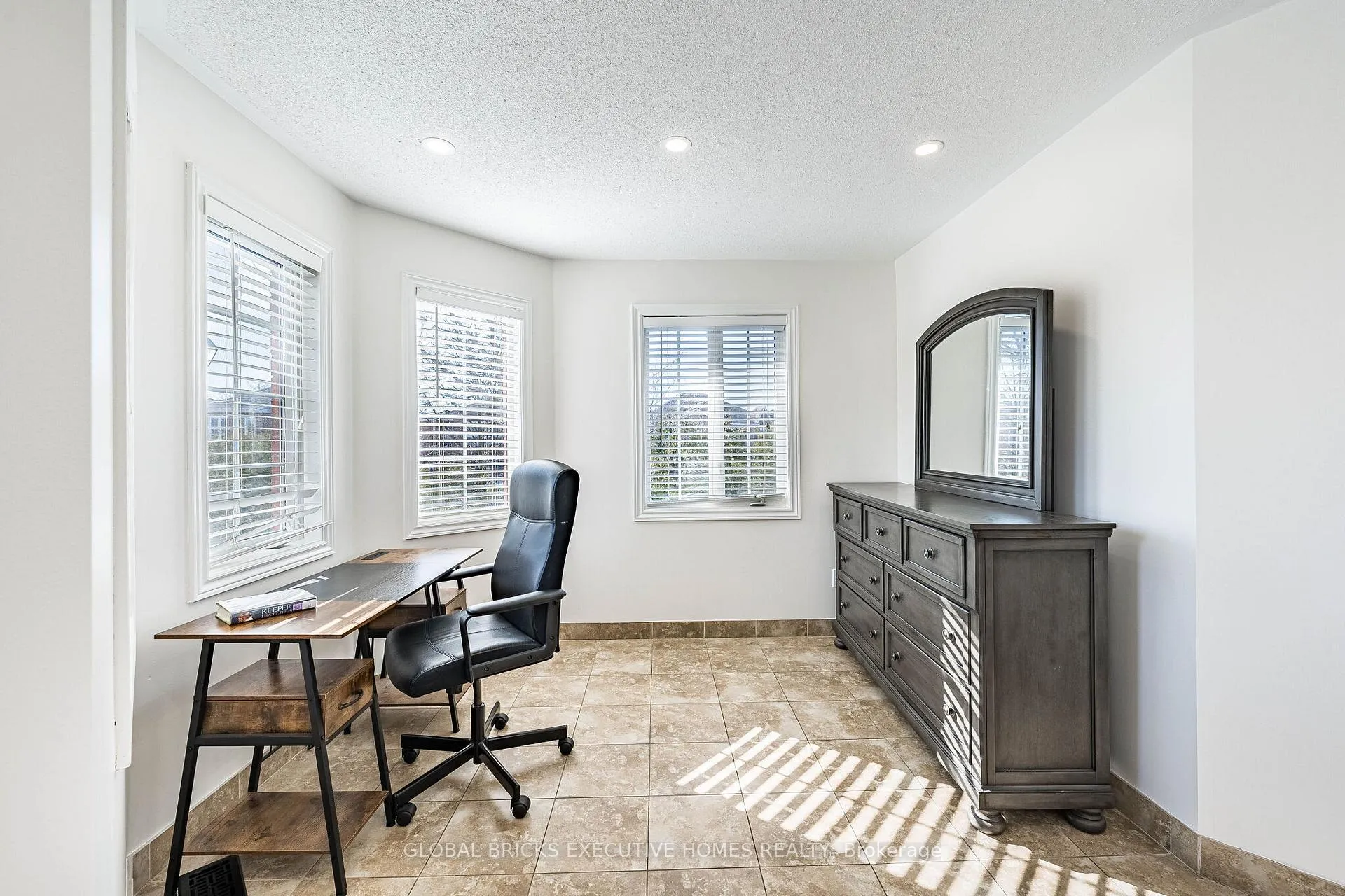 Photo 33 of 40 Hubert corless Drive S, Caledon, Bolton East — HOMEH