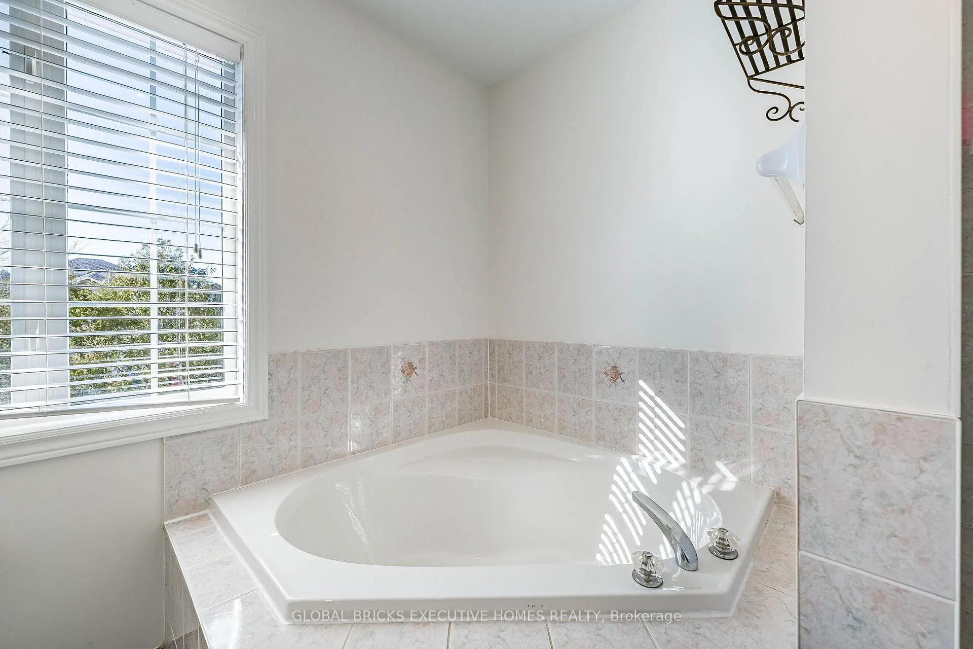 Photo 35 of 40 Hubert corless Drive S, Caledon, Bolton East — HOMEH