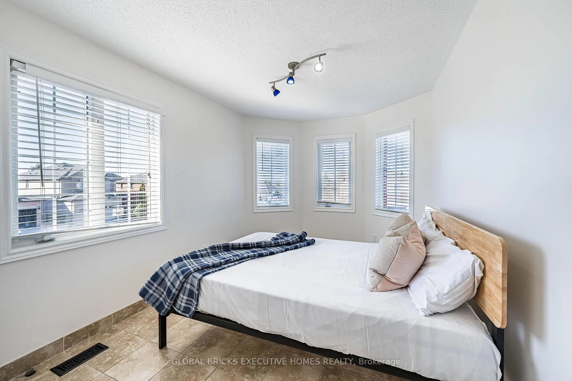 Photo 38 of 40 Hubert corless Drive S, Caledon, Bolton East — HOMEH