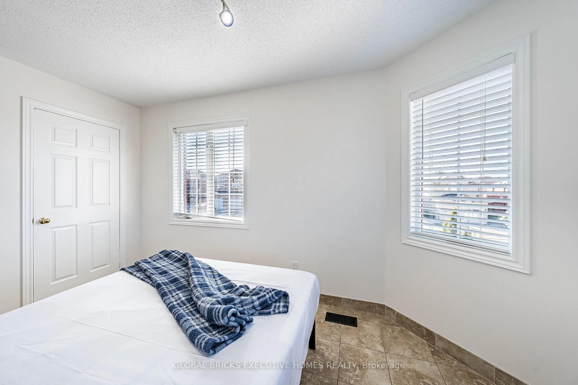 Photo 39 of 40 Hubert corless Drive S, Caledon, Bolton East — HOMEH