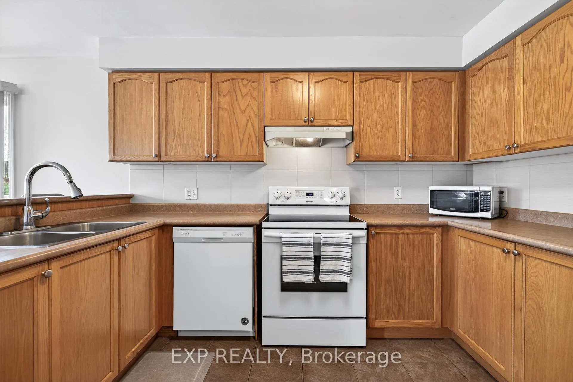 Photo 12 of 42 Schiedel Drive W, Guelph, Victoria North — HOMEH
