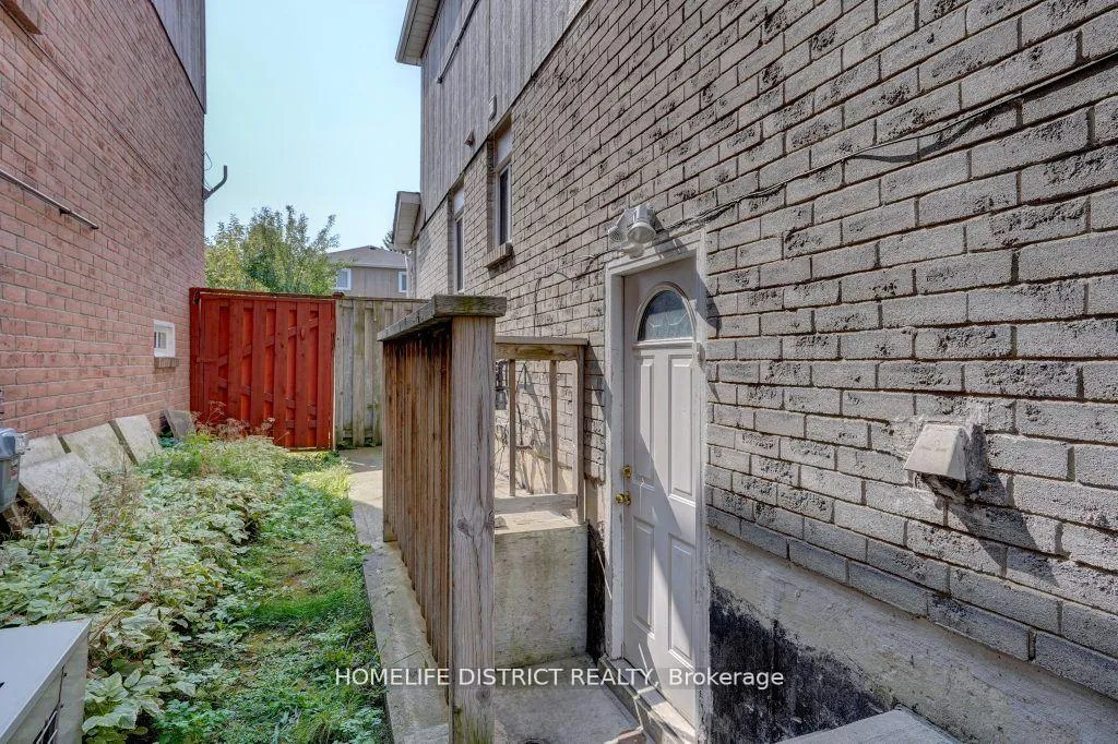 Photo 2 of 1861 Bainbridge Drive, Pickering, Village East — HOMEH
