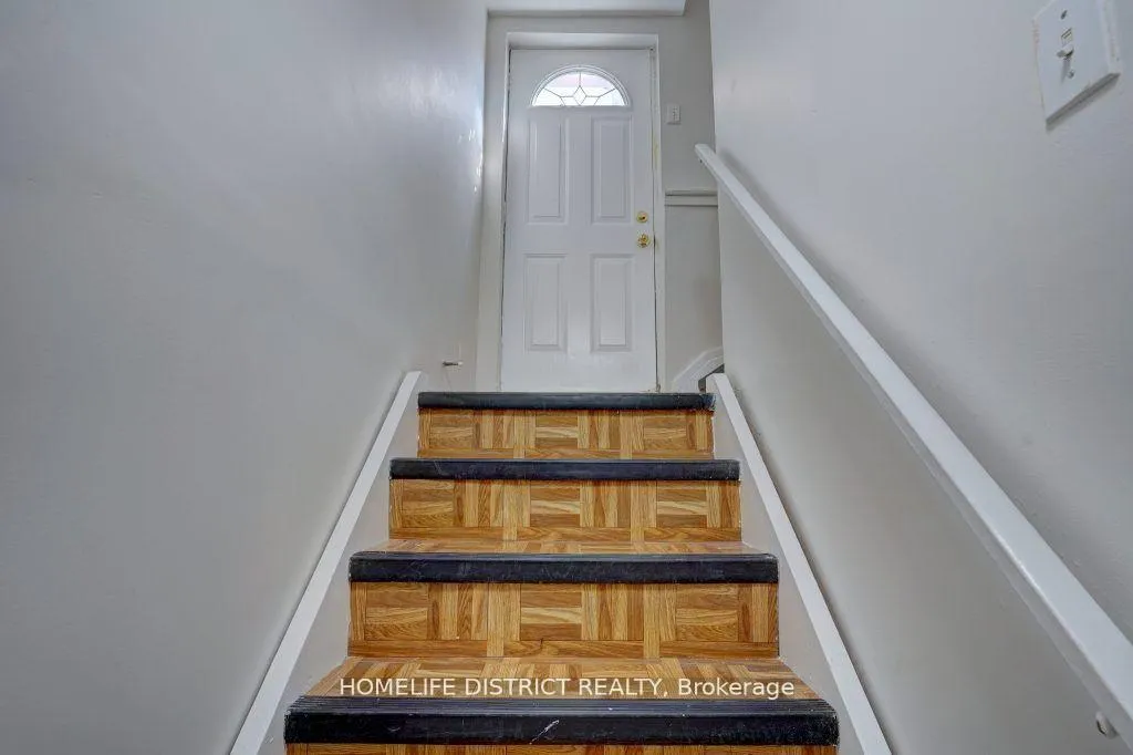 Photo 3 of 1861 Bainbridge Drive, Pickering, Village East — HOMEH