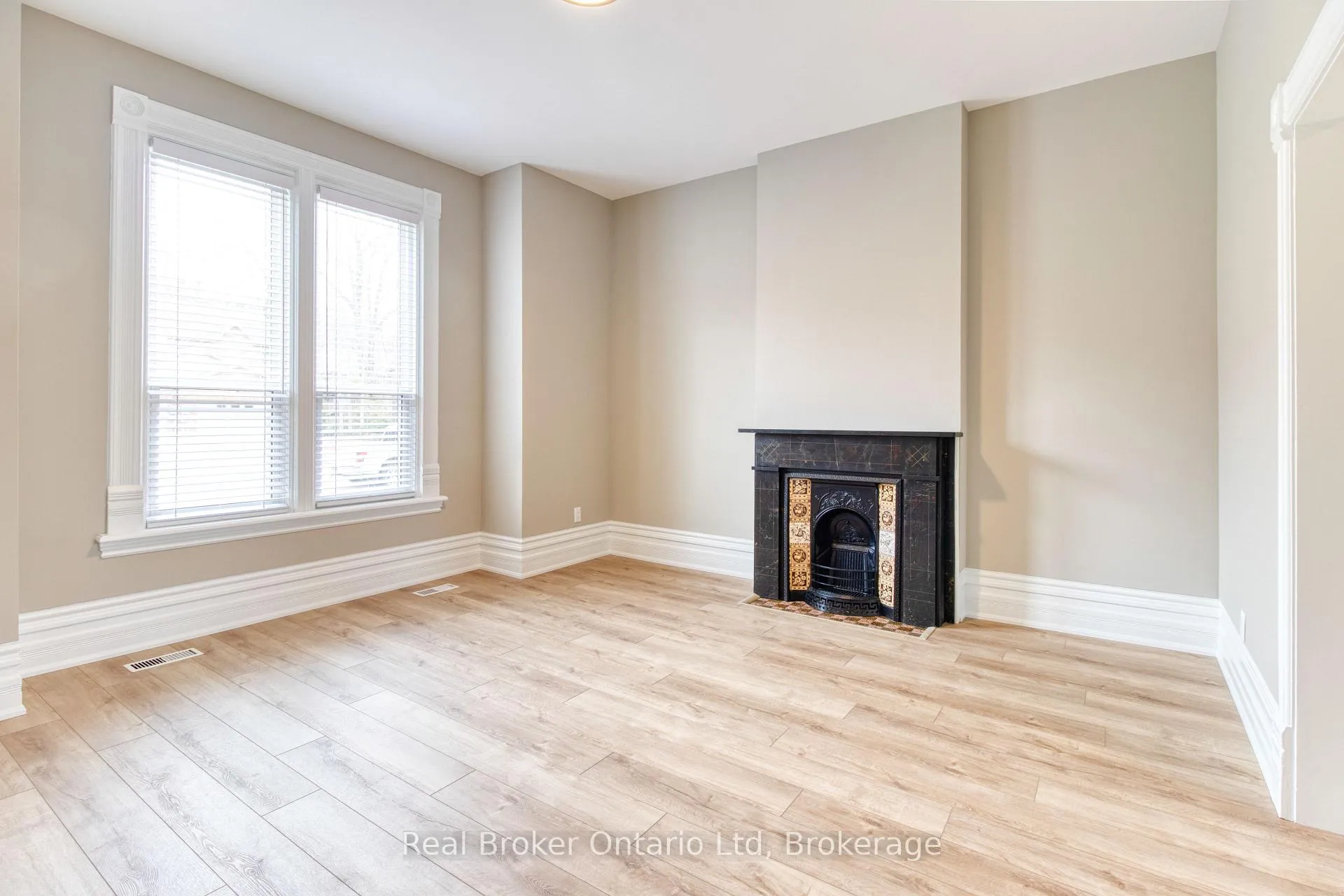 Photo 6 of 944 5th Avenue E, Owen Sound — HOMEH