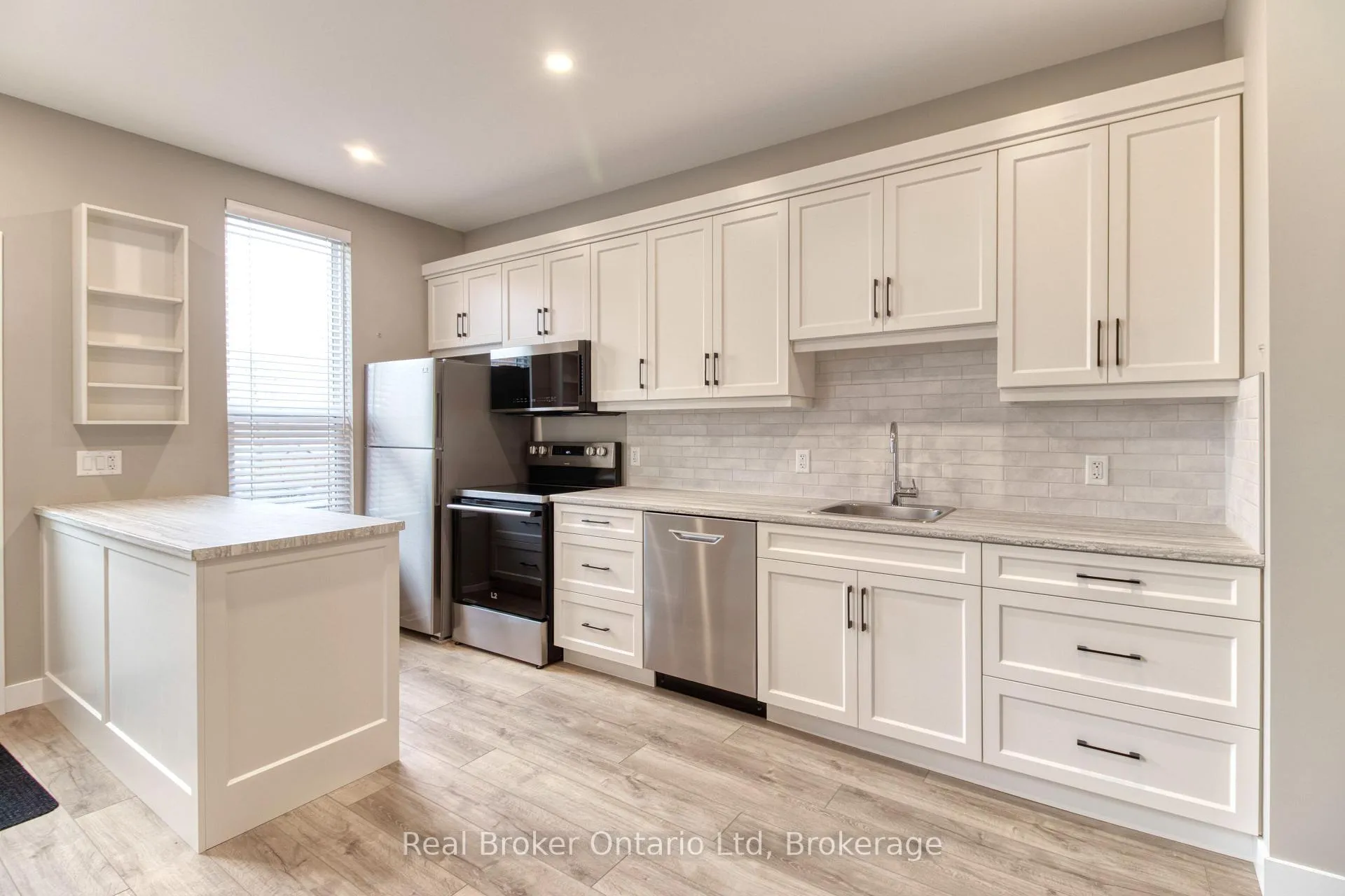 Photo 12 of 944 5th Avenue E, Owen Sound — HOMEH