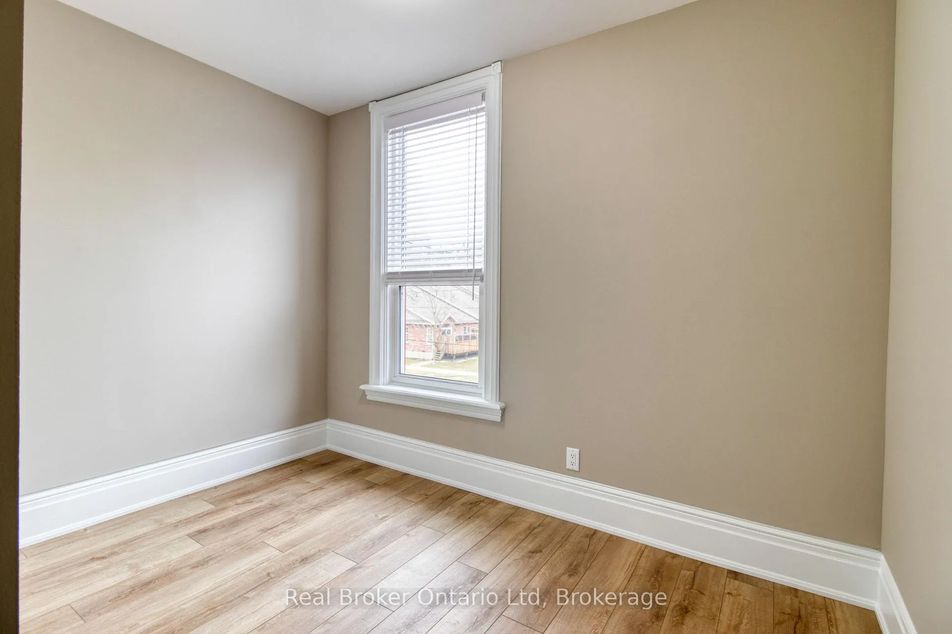 Photo 16 of 944 5th Avenue E, Owen Sound — HOMEH