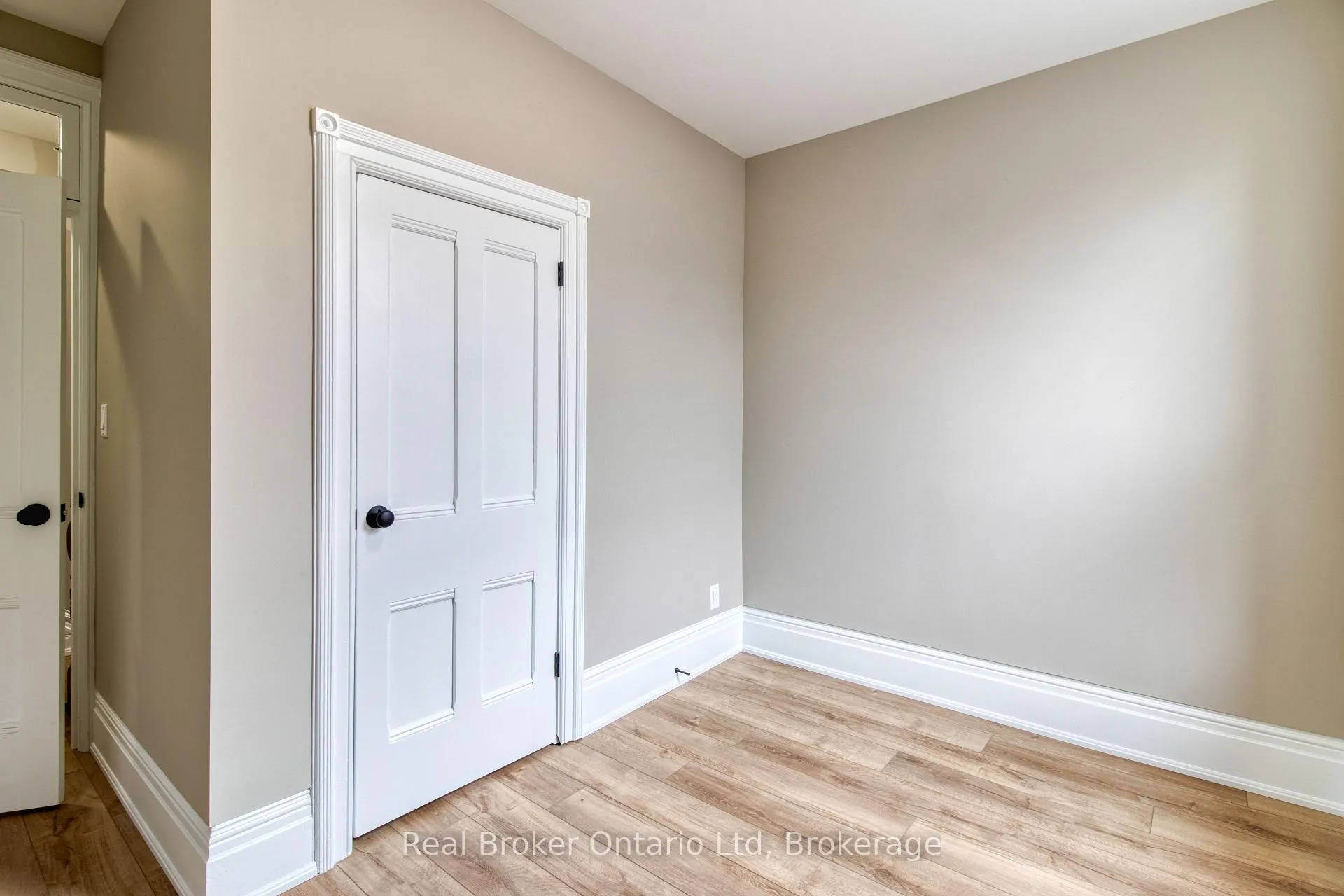 Photo 17 of 944 5th Avenue E, Owen Sound — HOMEH