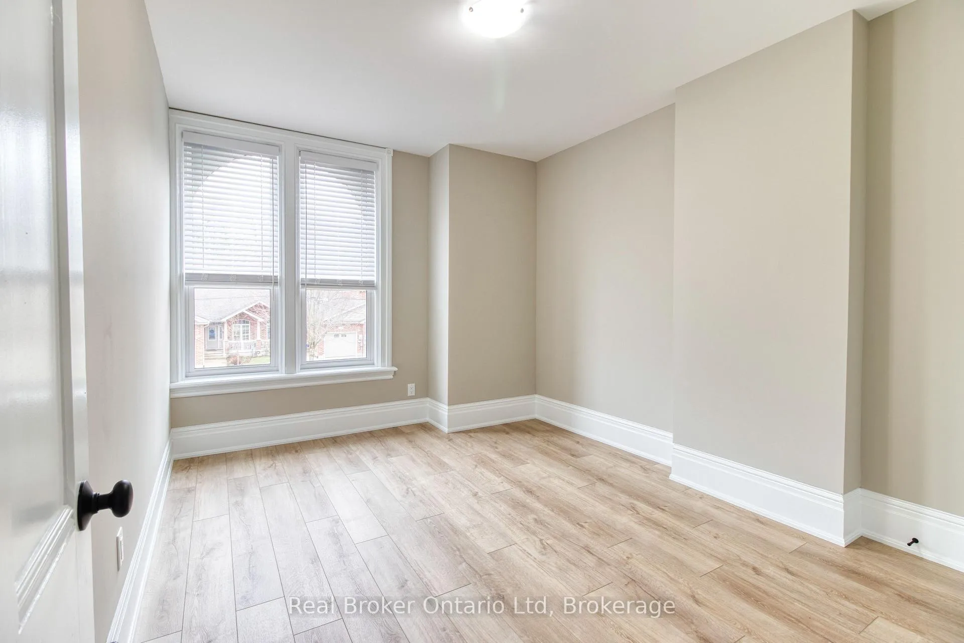 Photo 18 of 944 5th Avenue E, Owen Sound — HOMEH