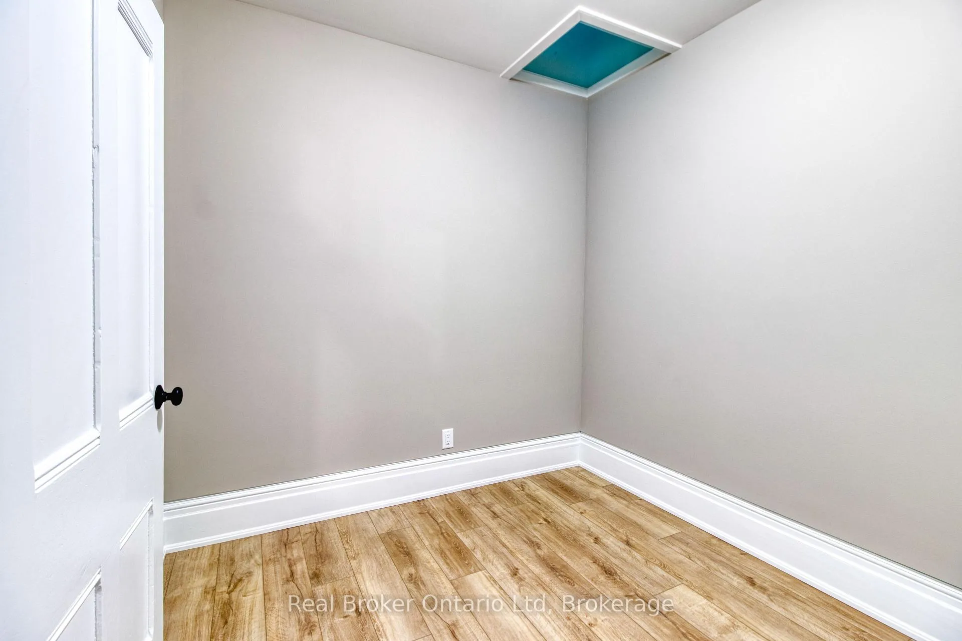Photo 21 of 944 5th Avenue E, Owen Sound — HOMEH