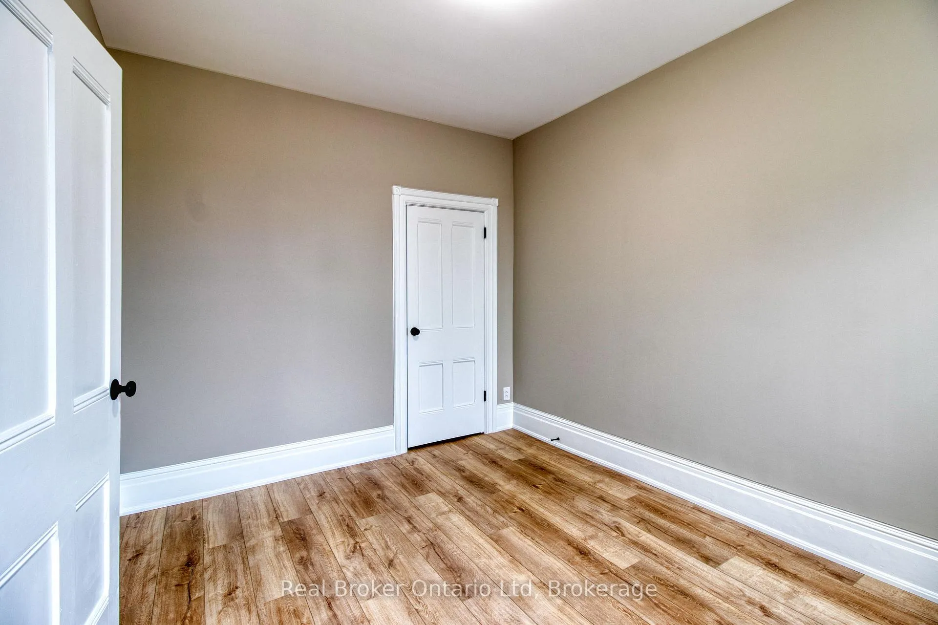 Photo 24 of 944 5th Avenue E, Owen Sound — HOMEH