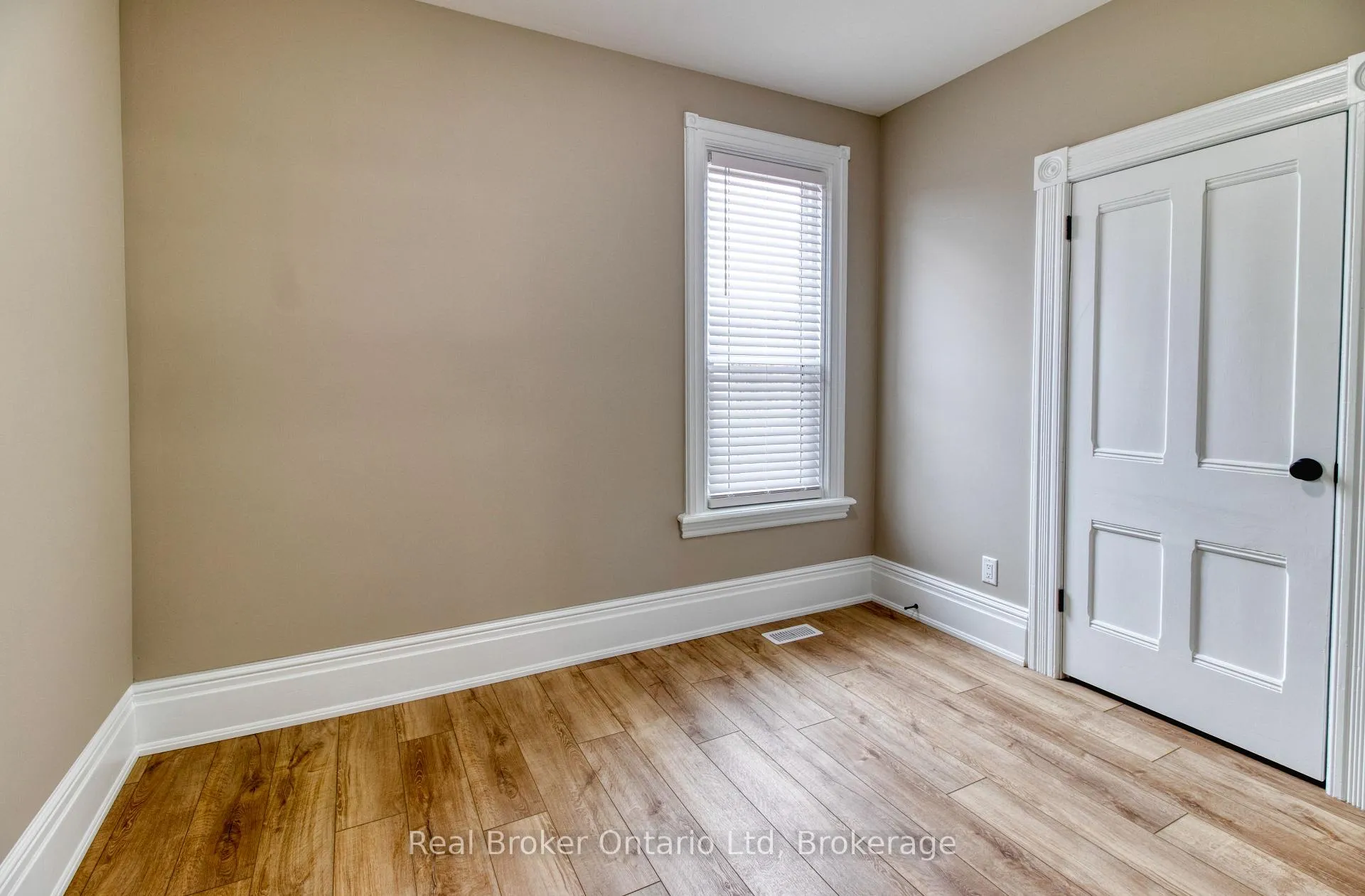 Photo 27 of 944 5th Avenue E, Owen Sound — HOMEH