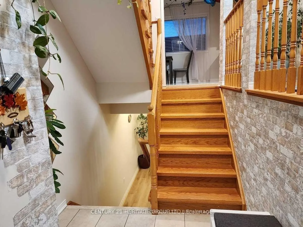 Photo 3 of 99 Lucena Crescent, Vaughan, Maple — HOMEH