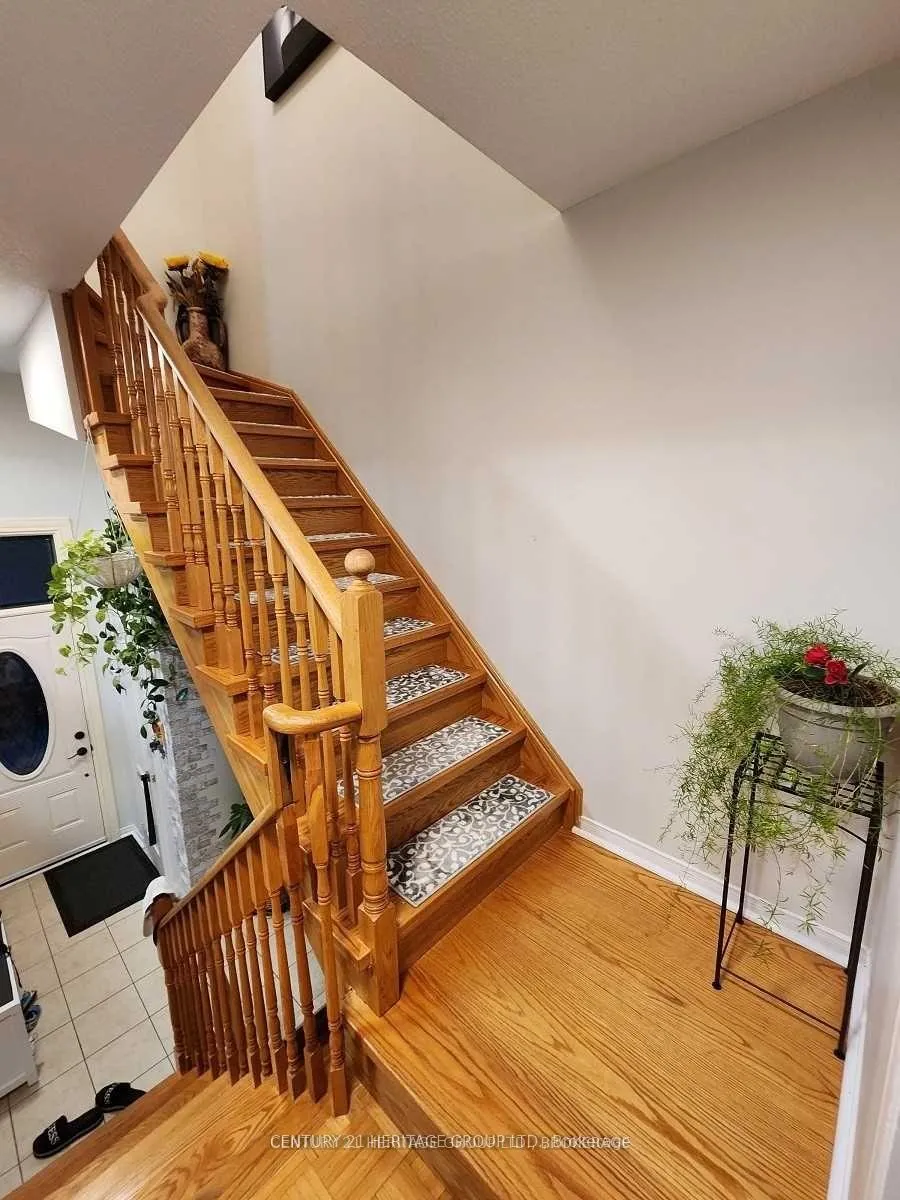 Photo 4 of 99 Lucena Crescent, Vaughan, Maple — HOMEH