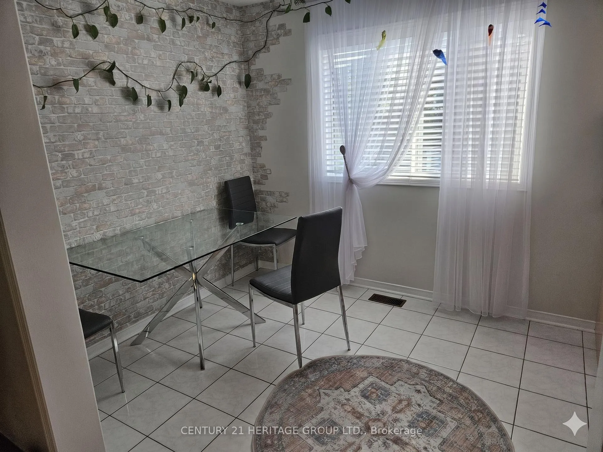 Photo 7 of 99 Lucena Crescent, Vaughan, Maple — HOMEH