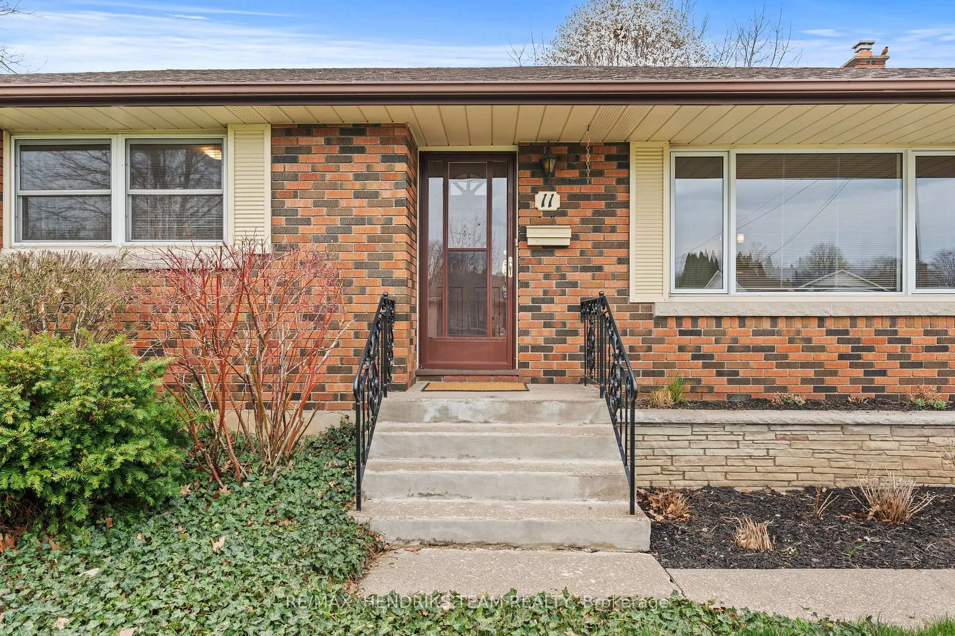 Photo 2 of 11 Kamla Drive, St. Catharines, Vine/Linwell — HOMEH