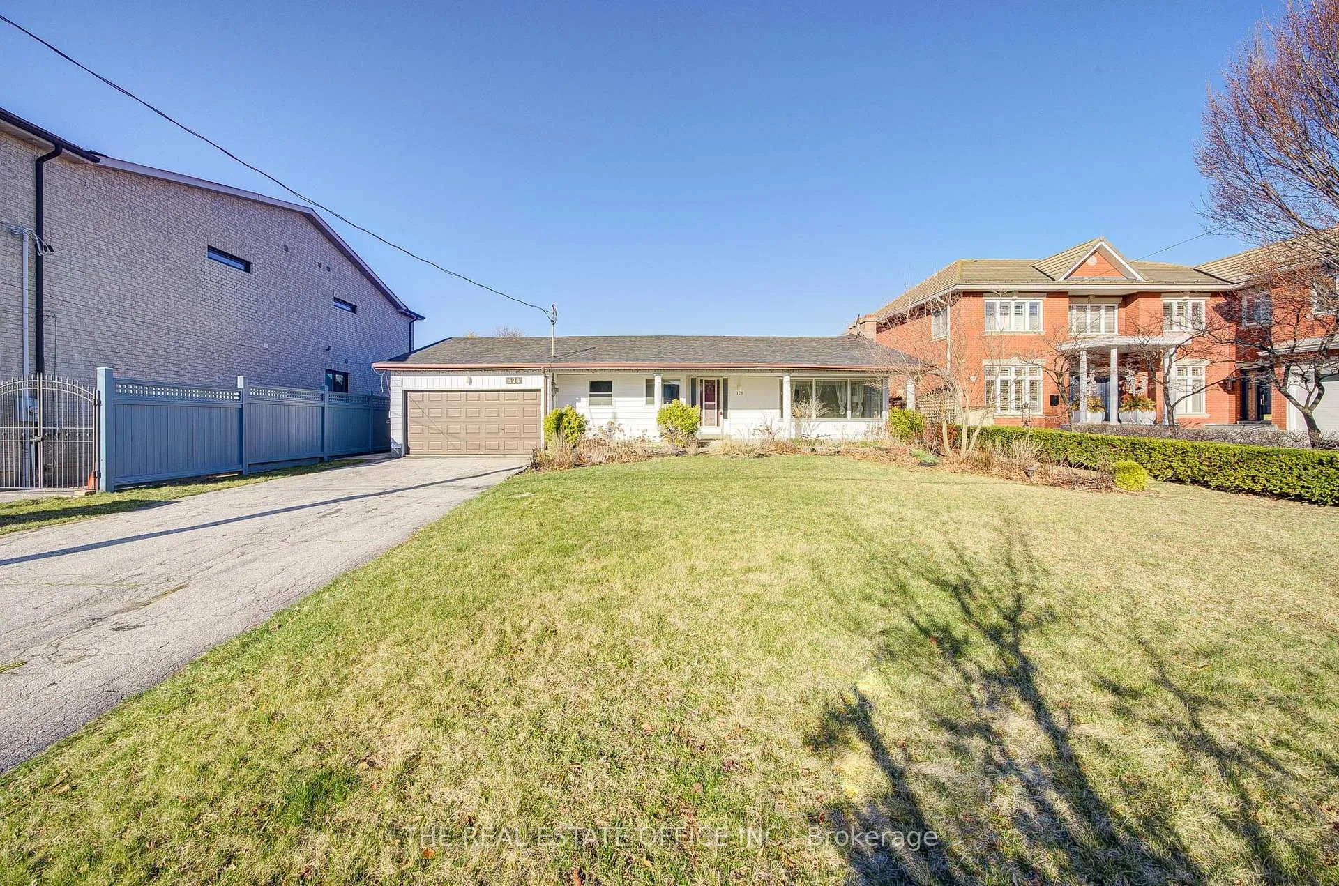Front of 128 Fairglen Avenue
