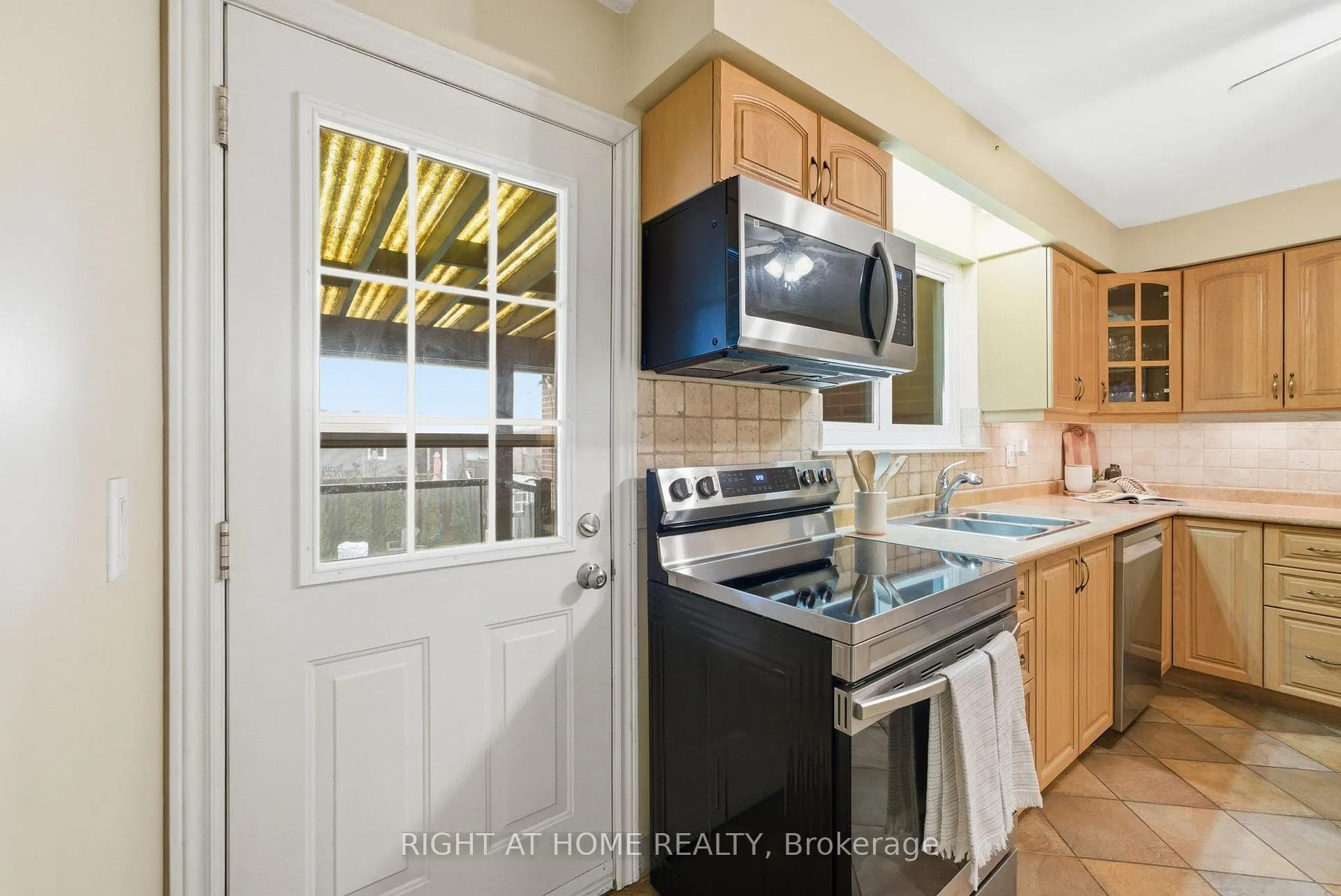 Photo 8 of 826 West Shore Boulevard, Pickering, West Shore — HOMEH