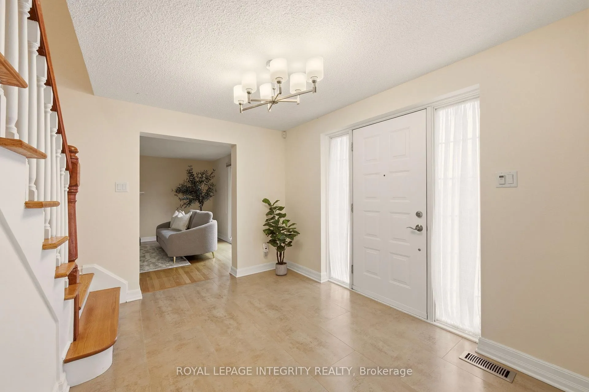 Photo 3 of 68 Beaver Ridge, Ottawa, City View/Skyline/Fisher Heights/Parkwood Hills — HOMEH
