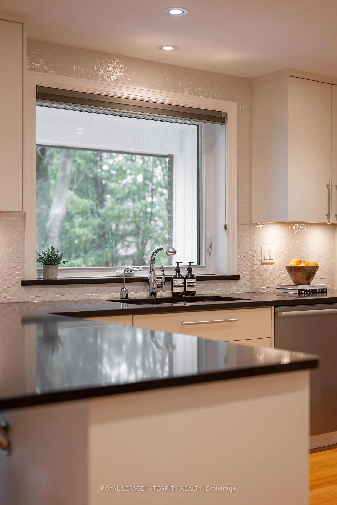 Photo 20 of 68 Beaver Ridge, Ottawa, City View/Skyline/Fisher Heights/Parkwood Hills — HOMEH