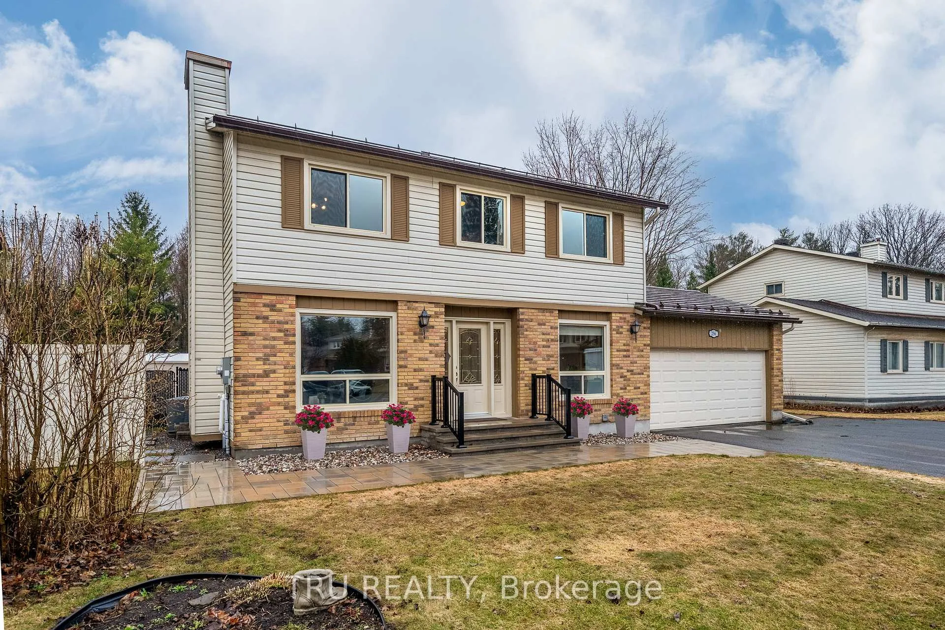 Photo 4 of 256 Hoylake Crescent, Ottawa, Bilberry Creek/Queenswood Heights — HOMEH
