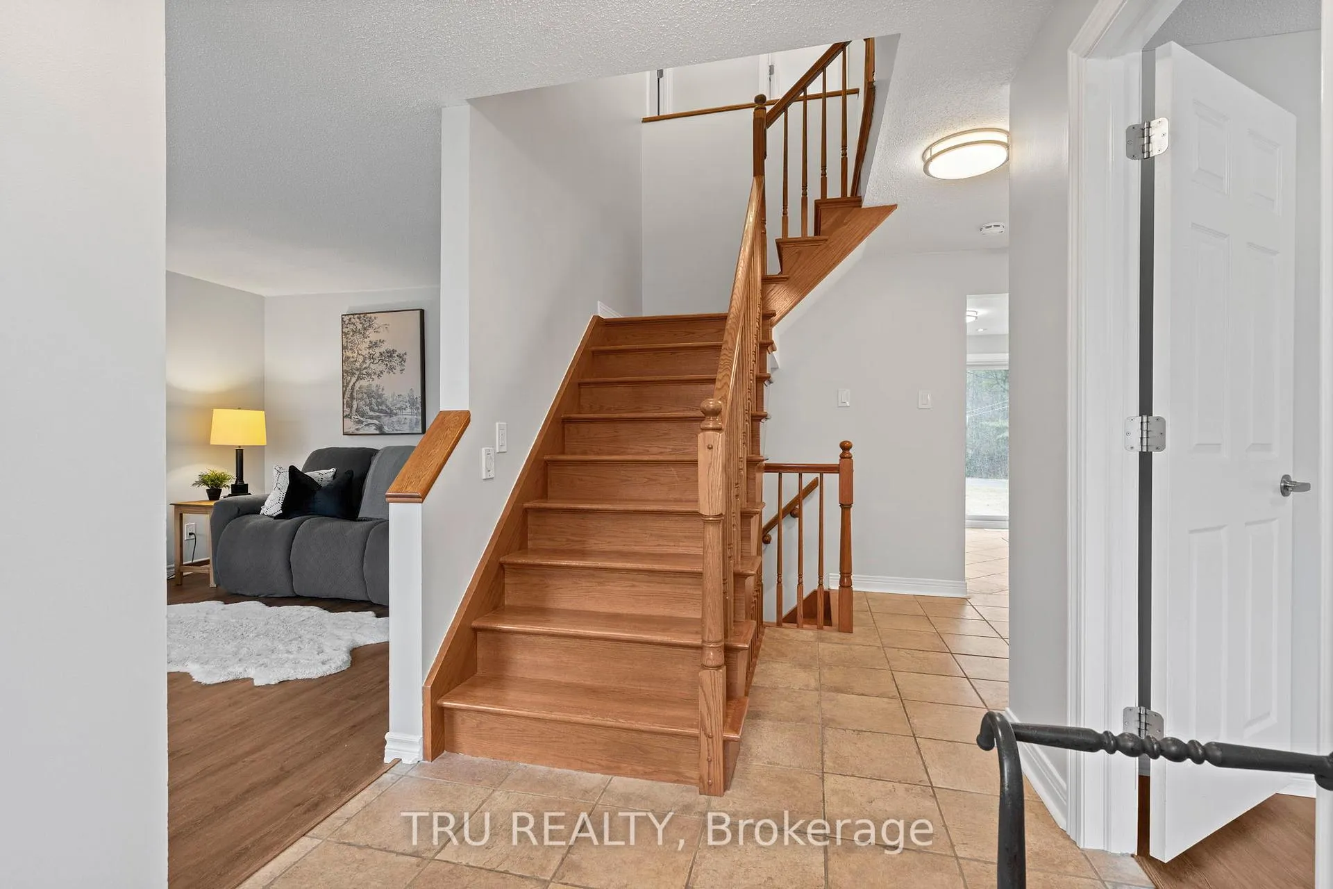 Photo 6 of 256 Hoylake Crescent, Ottawa, Bilberry Creek/Queenswood Heights — HOMEH