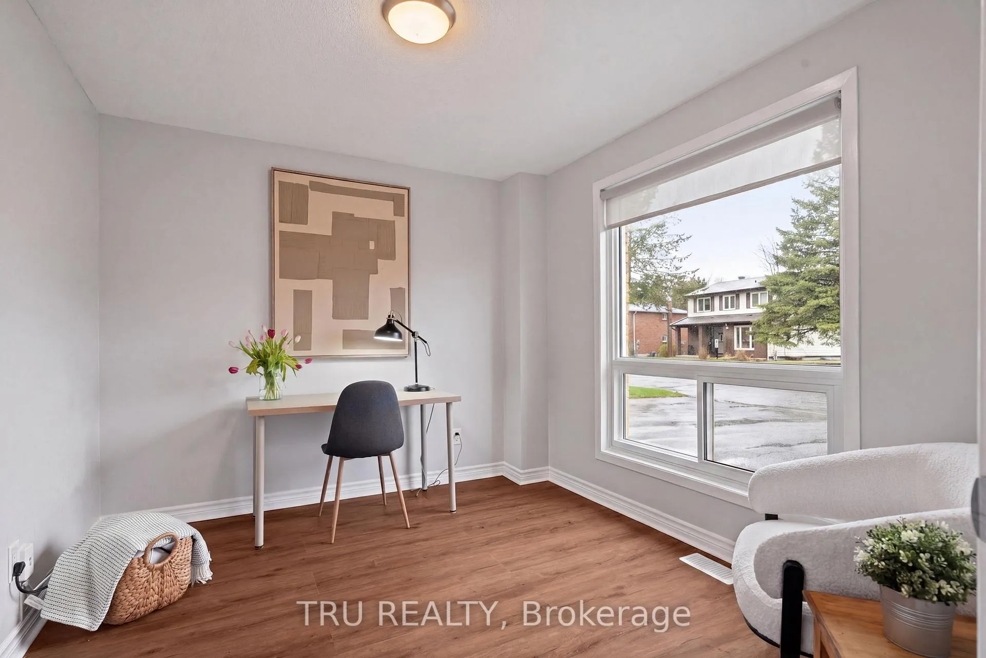 Photo 10 of 256 Hoylake Crescent, Ottawa, Bilberry Creek/Queenswood Heights — HOMEH