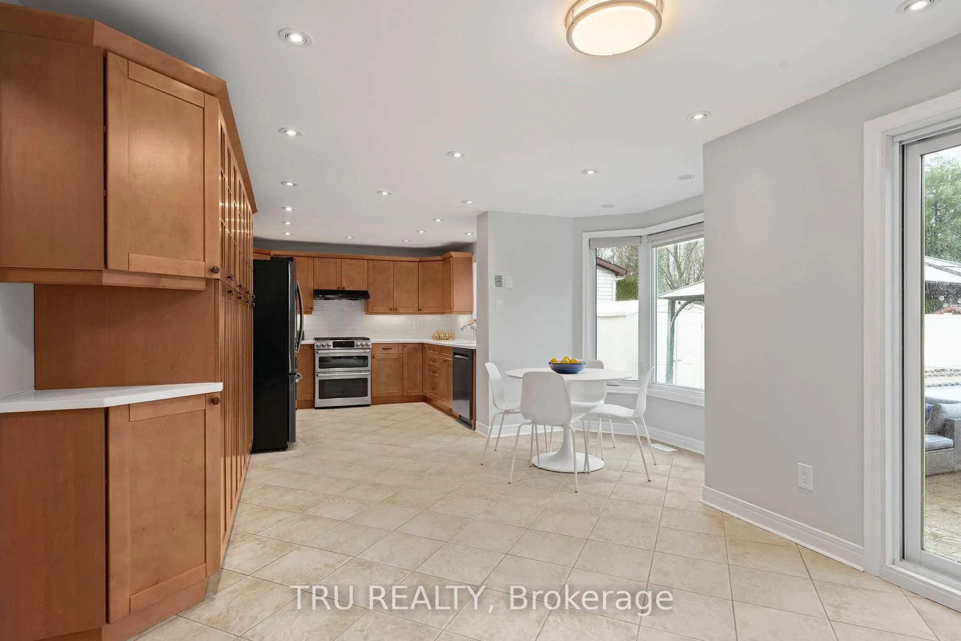 Photo 13 of 256 Hoylake Crescent, Ottawa, Bilberry Creek/Queenswood Heights — HOMEH