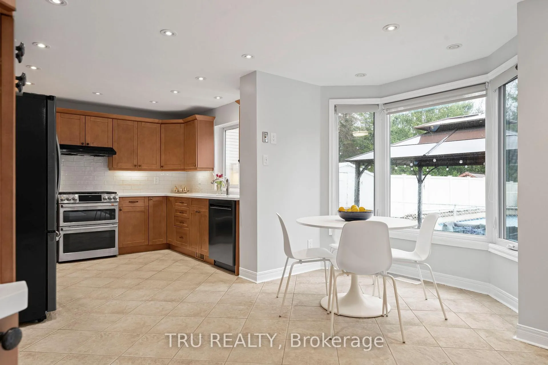 Photo 14 of 256 Hoylake Crescent, Ottawa, Bilberry Creek/Queenswood Heights — HOMEH