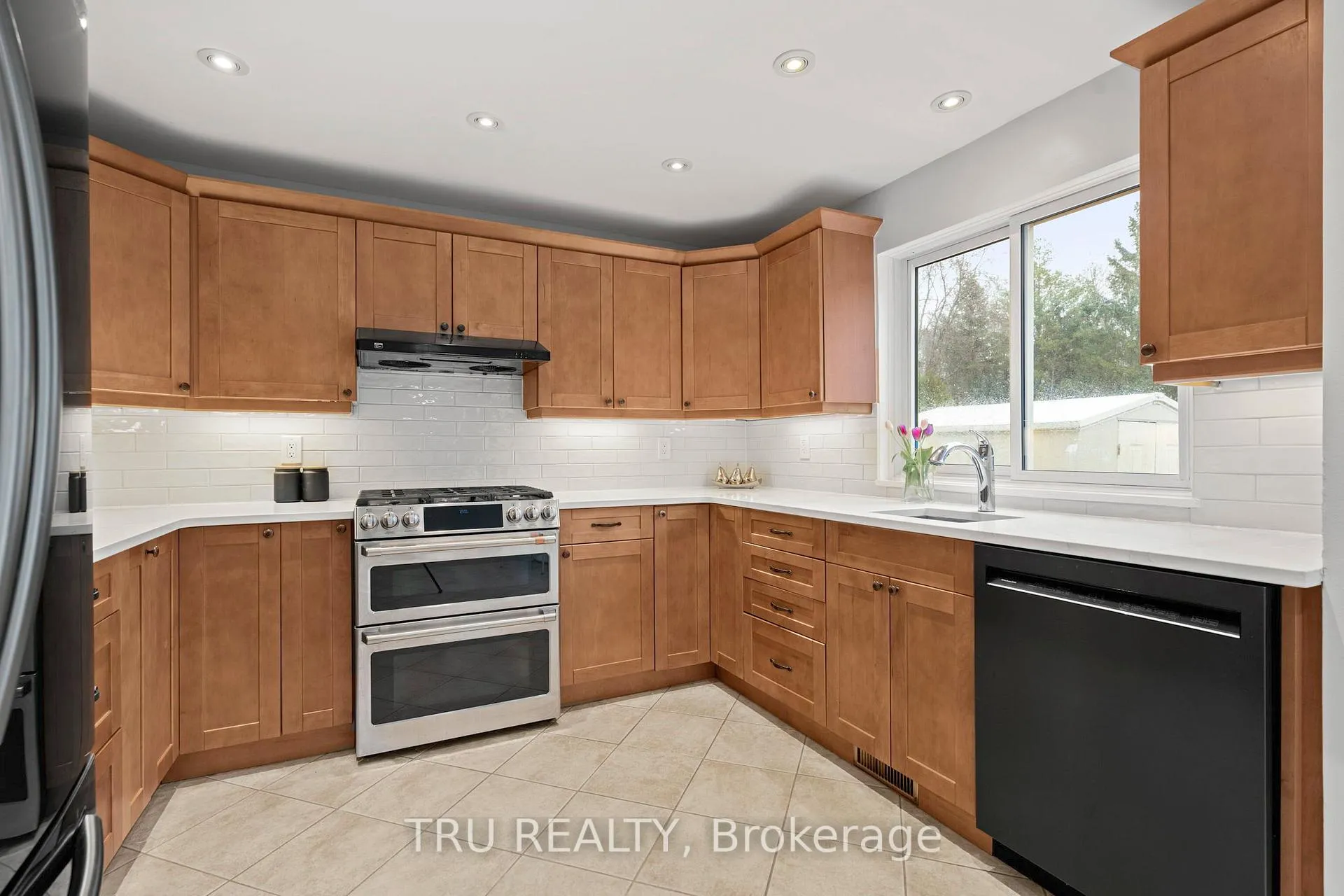 Photo 15 of 256 Hoylake Crescent, Ottawa, Bilberry Creek/Queenswood Heights — HOMEH