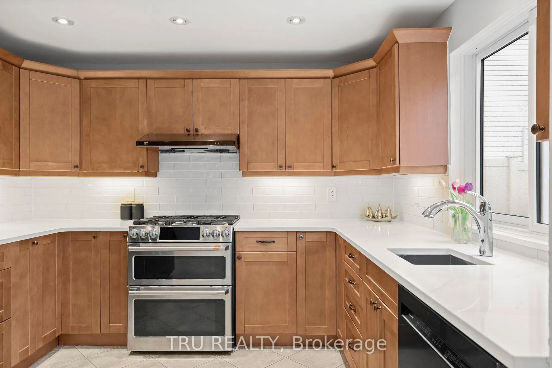 Photo 16 of 256 Hoylake Crescent, Ottawa, Bilberry Creek/Queenswood Heights — HOMEH