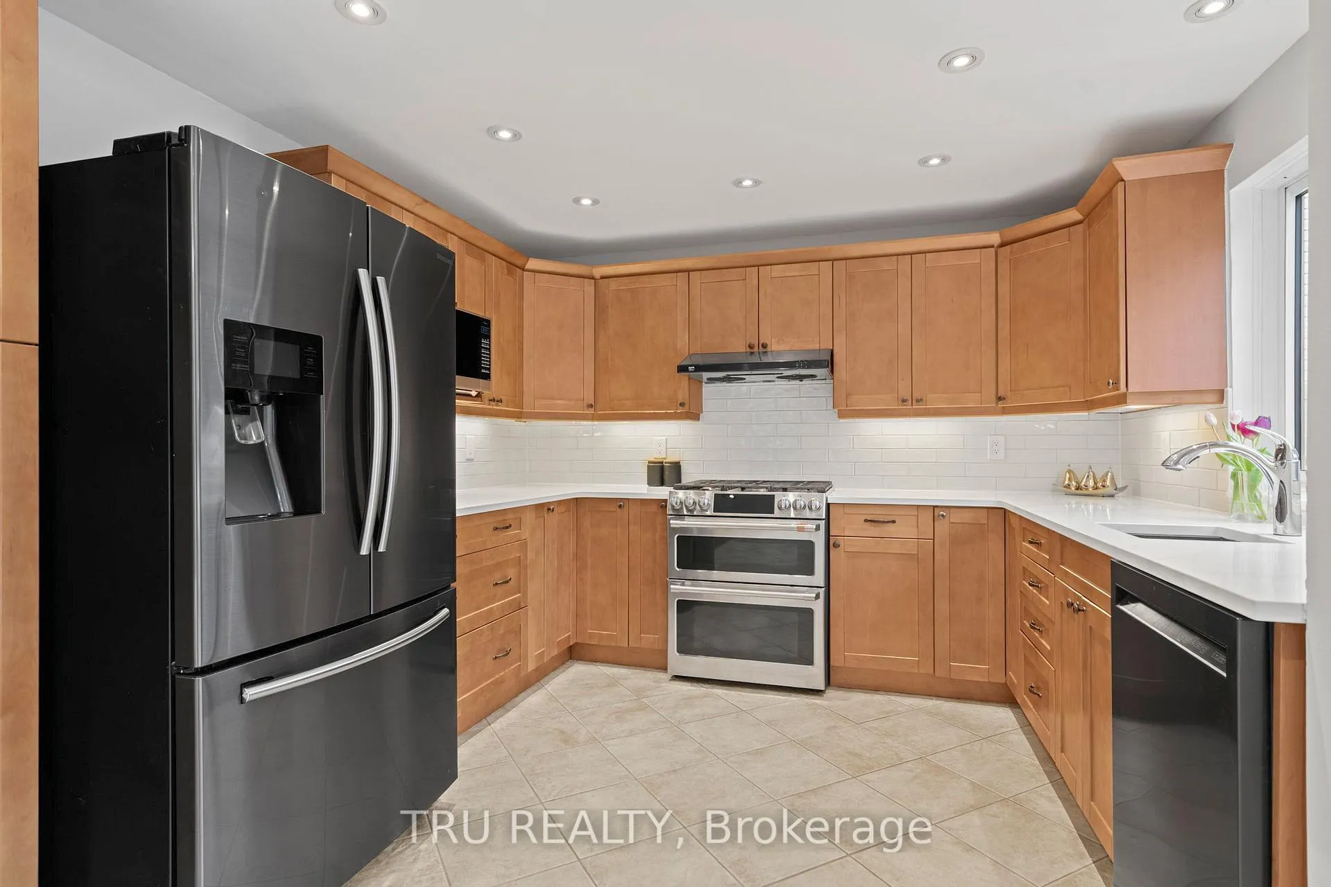 Photo 17 of 256 Hoylake Crescent, Ottawa, Bilberry Creek/Queenswood Heights — HOMEH