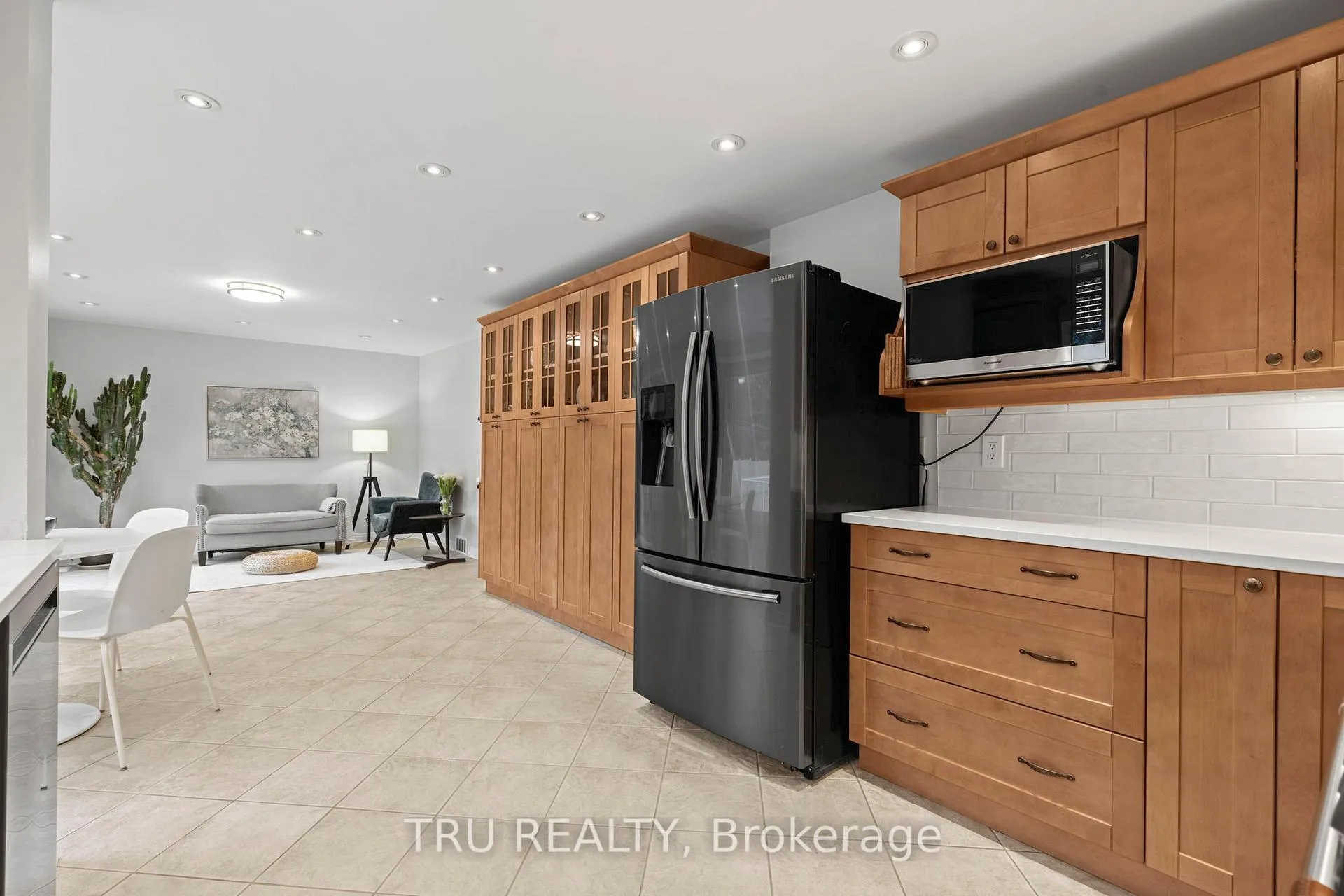 Photo 18 of 256 Hoylake Crescent, Ottawa, Bilberry Creek/Queenswood Heights — HOMEH