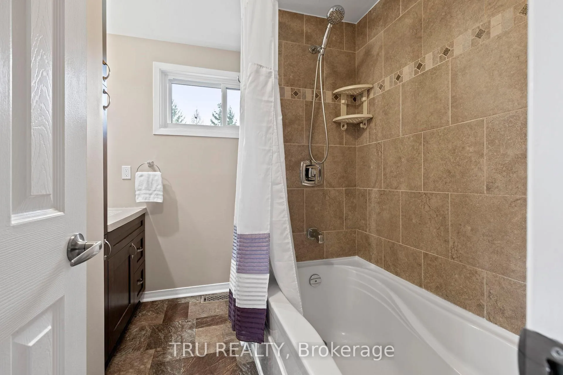 Photo 27 of 256 Hoylake Crescent, Ottawa, Bilberry Creek/Queenswood Heights — HOMEH