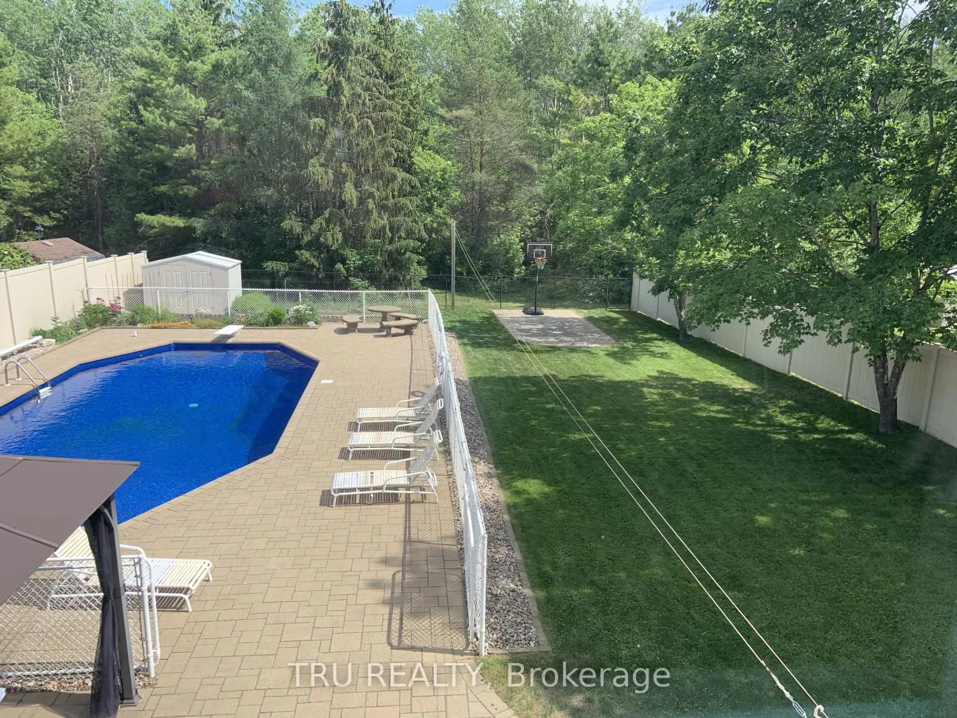Photo 37 of 256 Hoylake Crescent, Ottawa, Bilberry Creek/Queenswood Heights — HOMEH