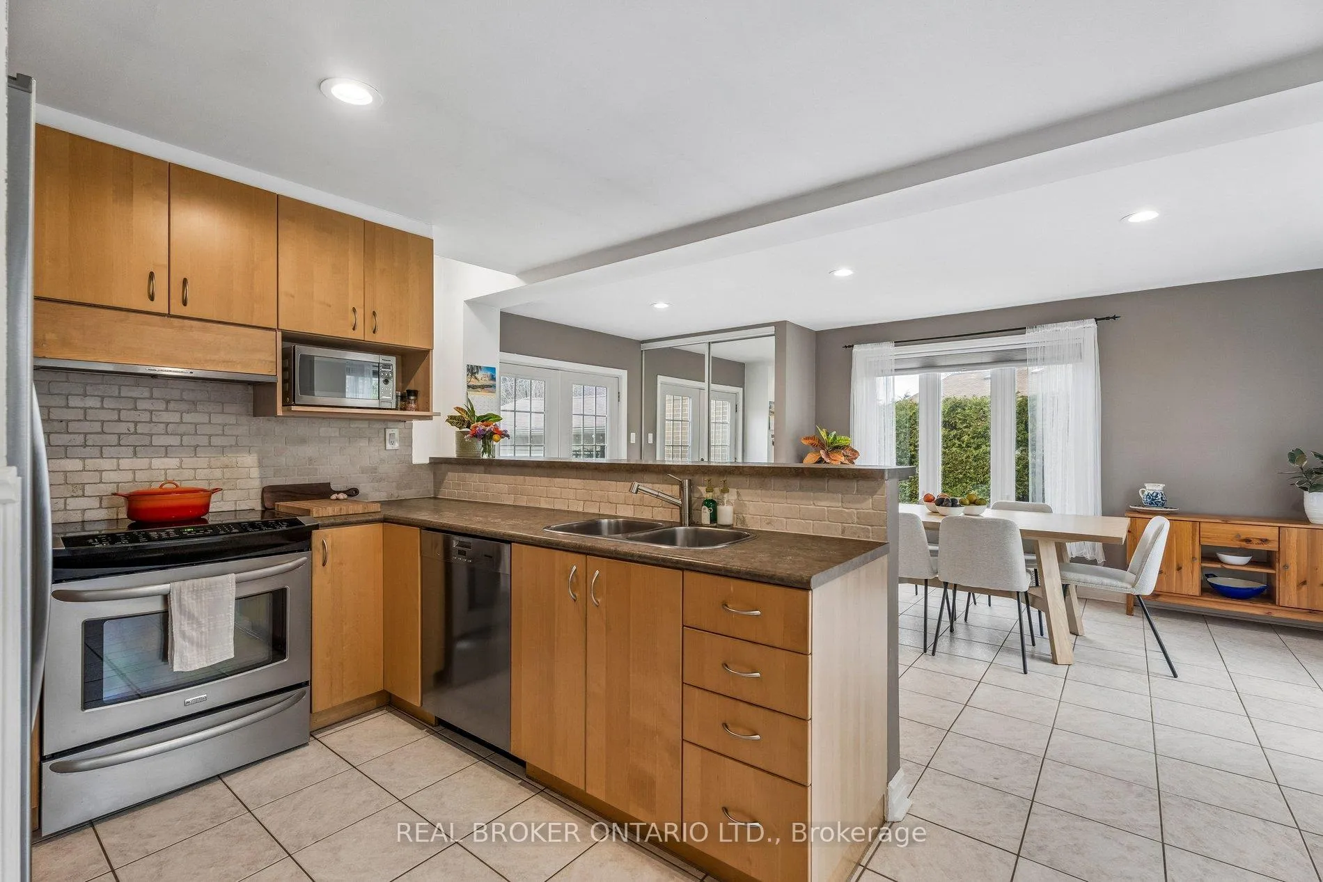 Photo 8 of 40 Seaton Drive, Aurora, Aurora Highlands — HOMEH