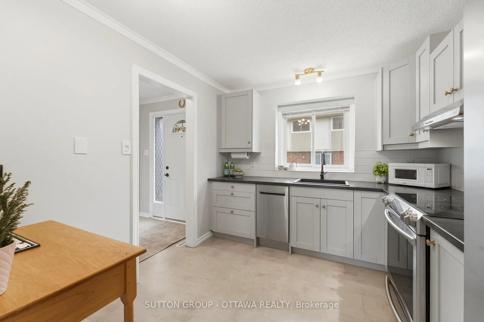 Photo 15 of 3907E Old Richmond Road, Ottawa, Arbeatha Park — HOMEH