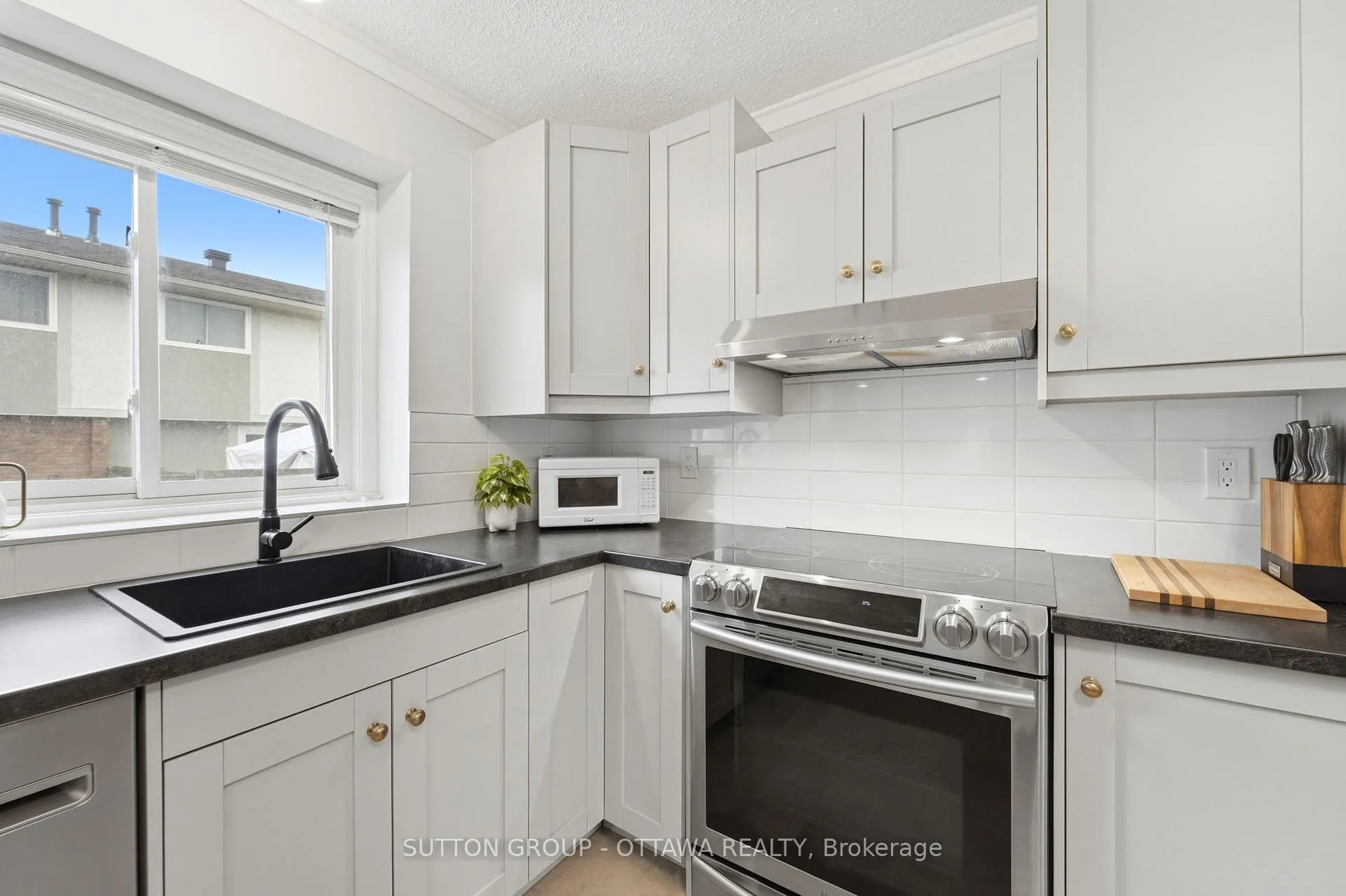 Photo 18 of 3907E Old Richmond Road, Ottawa, Arbeatha Park — HOMEH
