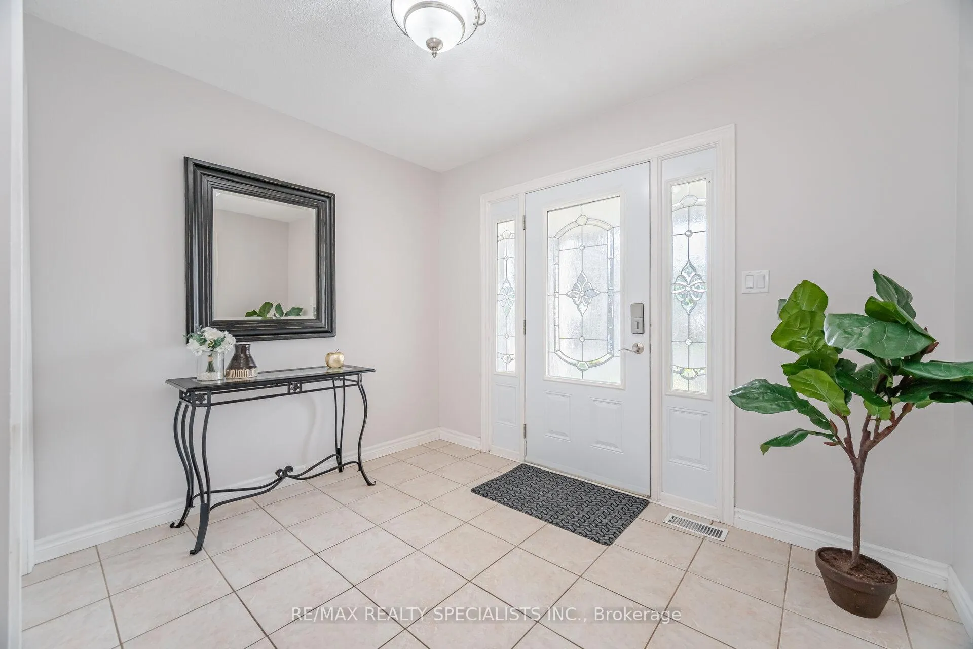 Photo 4 of 108 Confederation Avenue, Thorold, Confederation Heights — HOMEH
