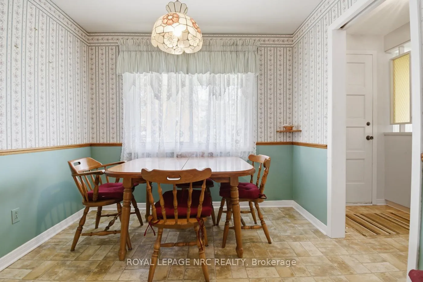 Photo 16 of 50 Leaside Drive, St. Catharines, Carlton/Bunting — HOMEH