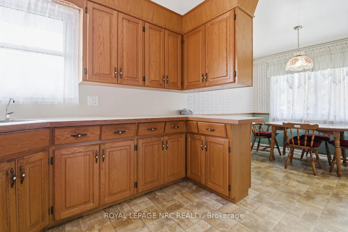 Photo 18 of 50 Leaside Drive, St. Catharines, Carlton/Bunting — HOMEH