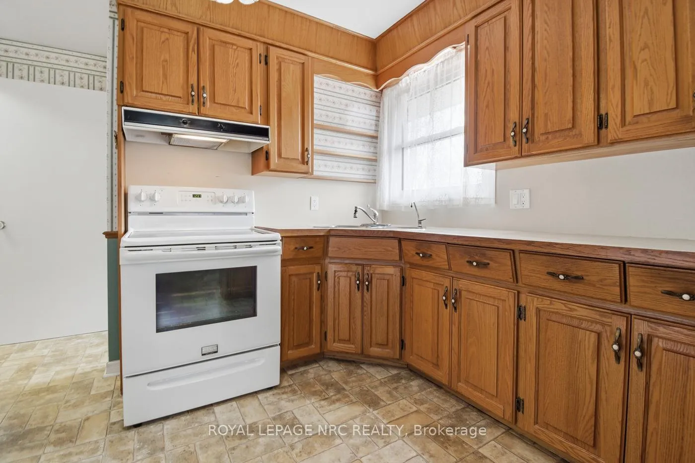 Photo 20 of 50 Leaside Drive, St. Catharines, Carlton/Bunting — HOMEH