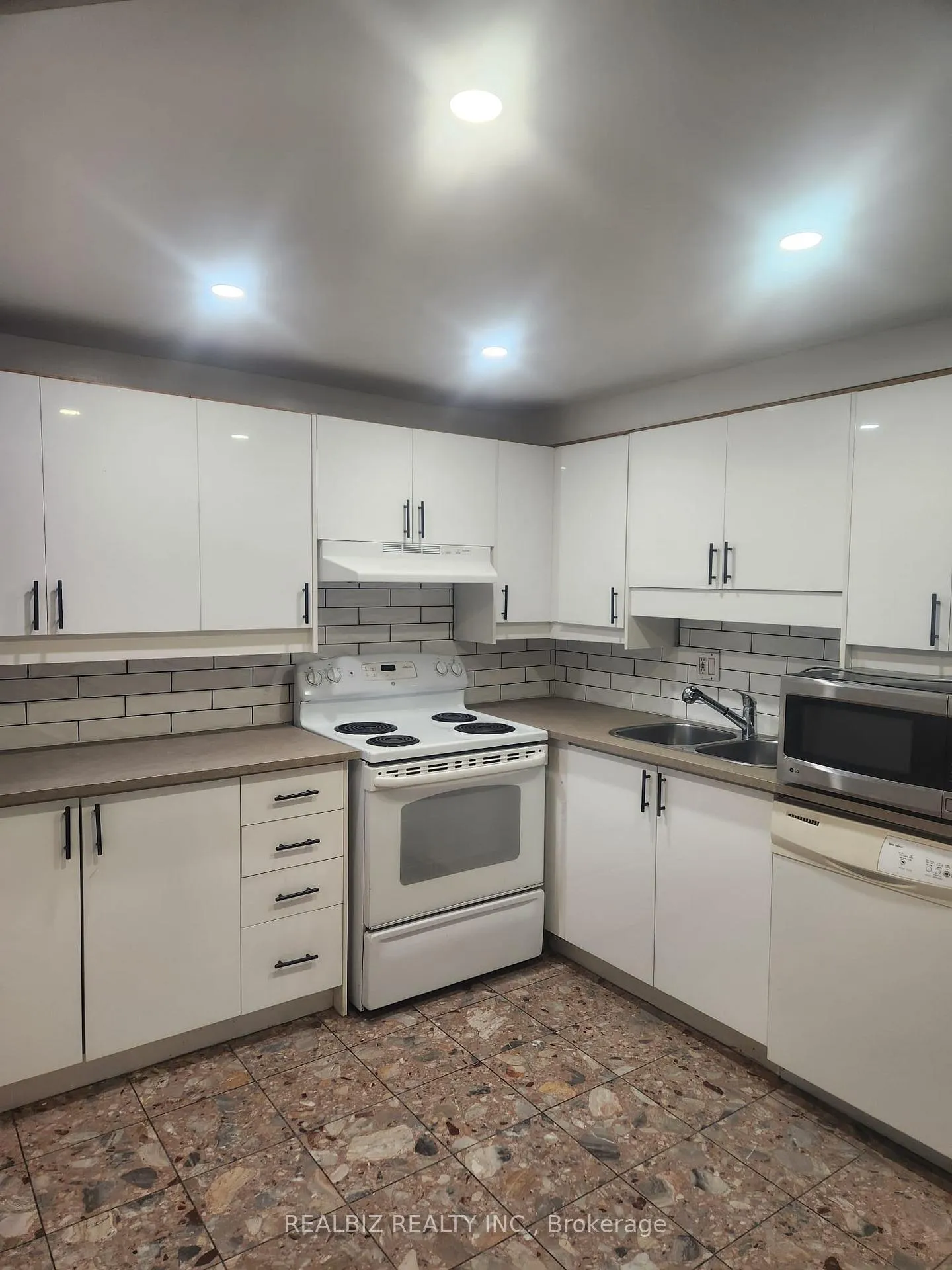 Photo 7 of Unit 110, 5 Shady Golfway, Toronto, Flemingdon Park — HOMEH