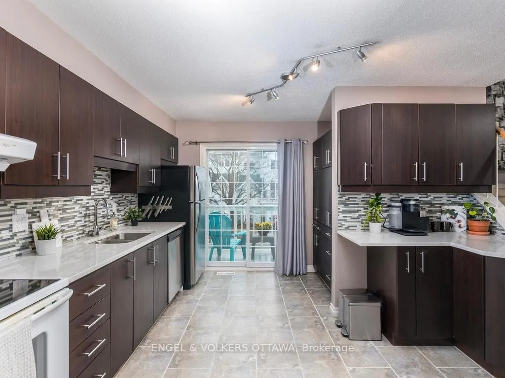 Photo 9 of 31 Castlegreen Private, Ottawa, Hunt Club Park/Greenboro — HOMEH