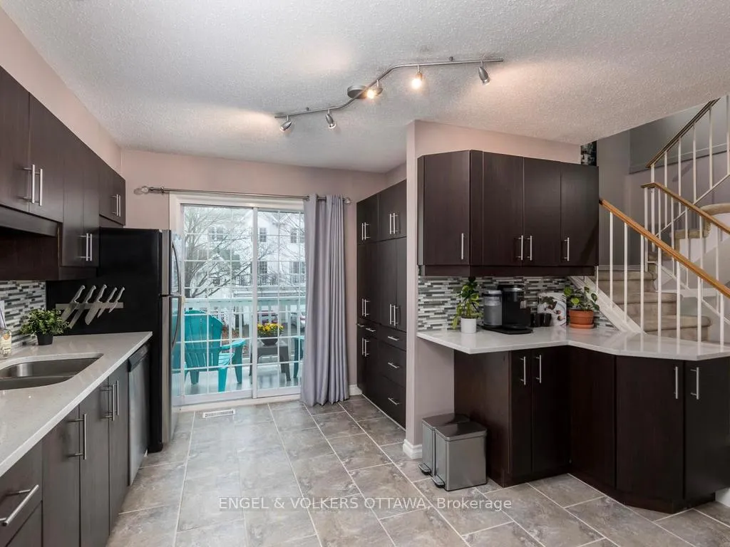 Photo 10 of 31 Castlegreen Private, Ottawa, Hunt Club Park/Greenboro — HOMEH