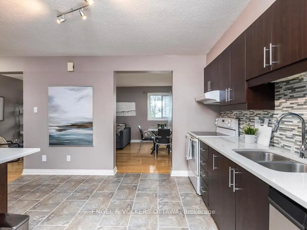 Photo 13 of 31 Castlegreen Private, Ottawa, Hunt Club Park/Greenboro — HOMEH