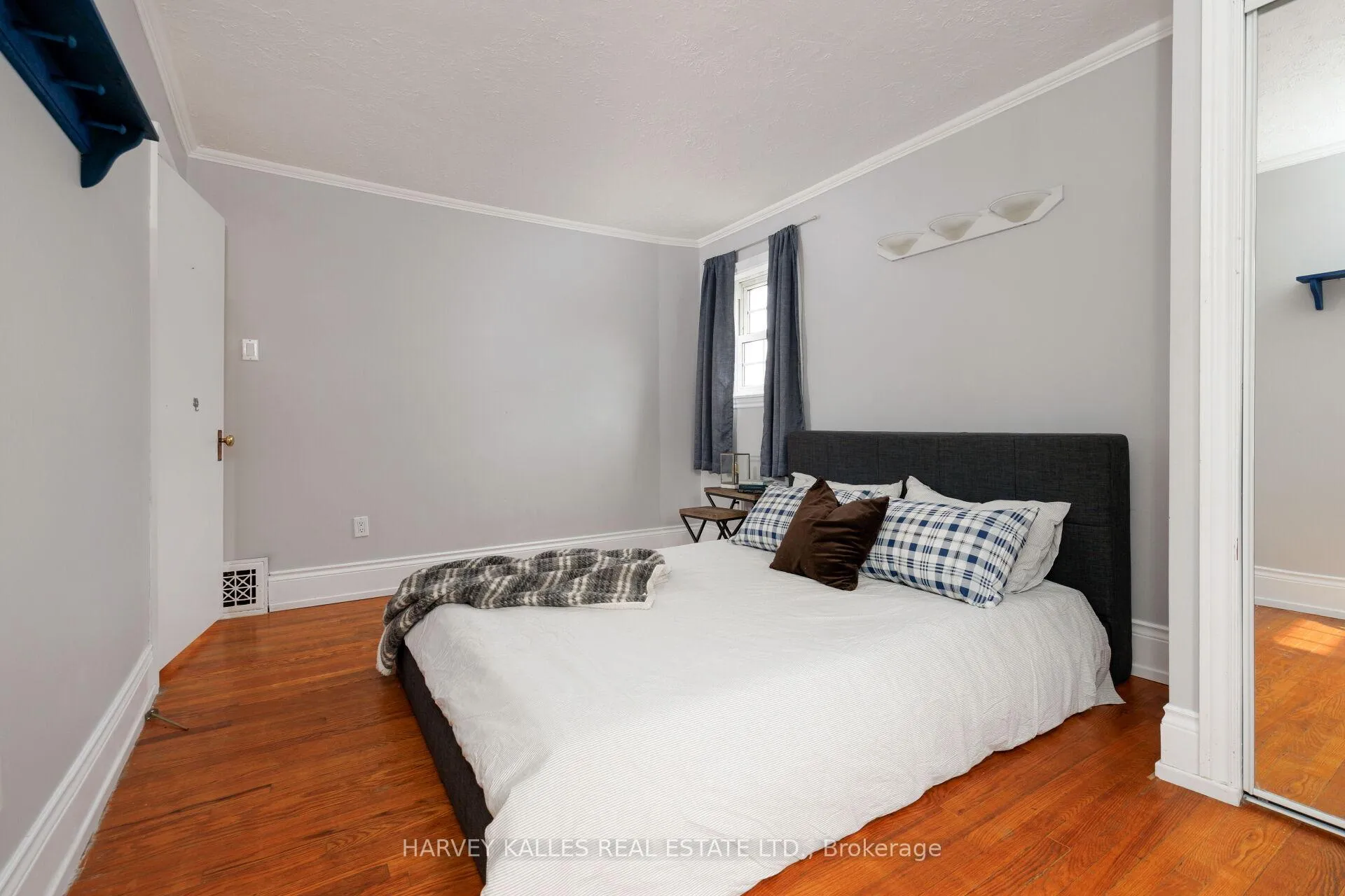 Photo 33 of 4 Twenty Third Street, Etobicoke, Long Branch — HOMEH