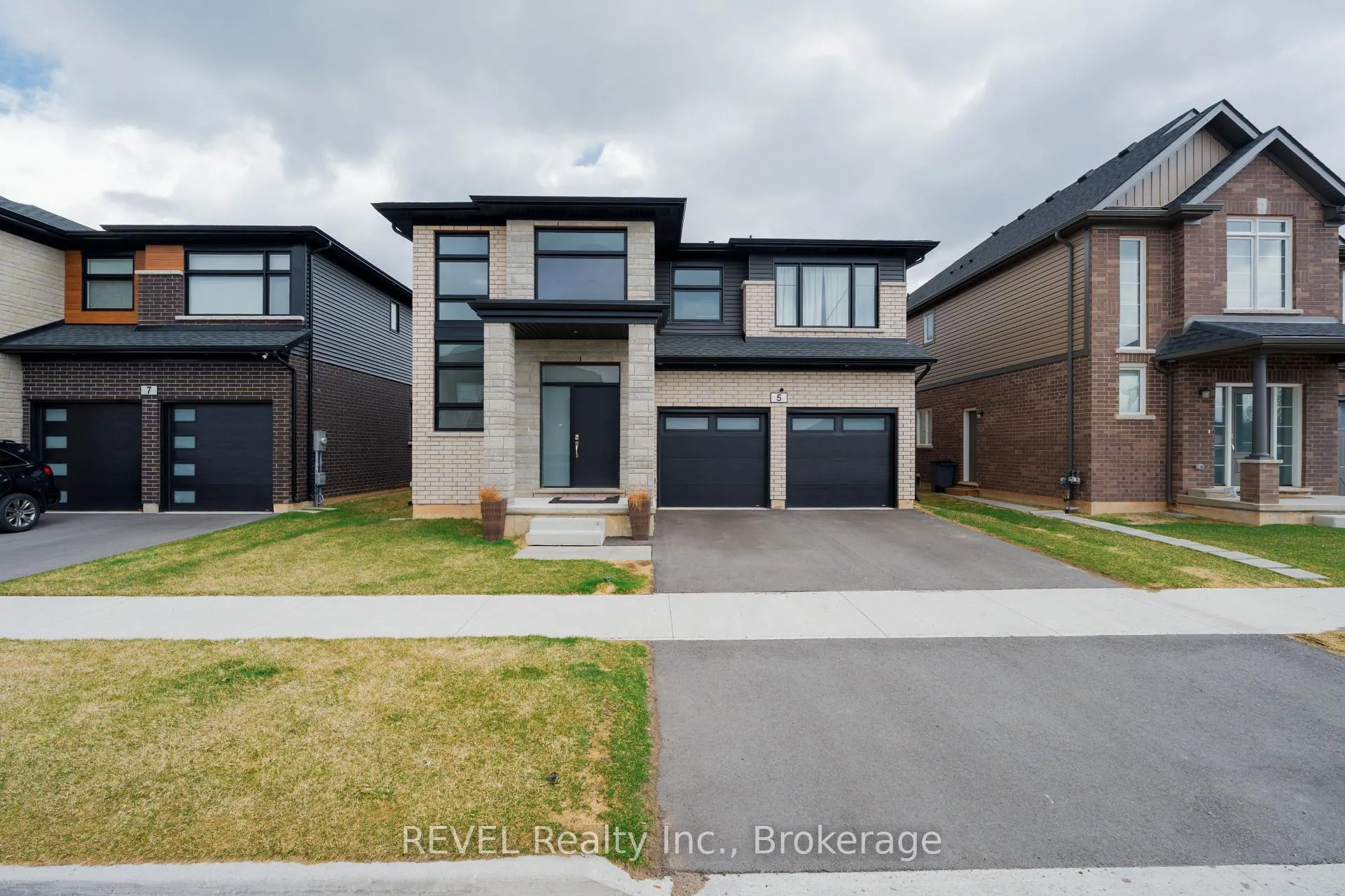 Photo 2 of 5 Samuel Avenue, Pelham, Fonthill — HOMEH