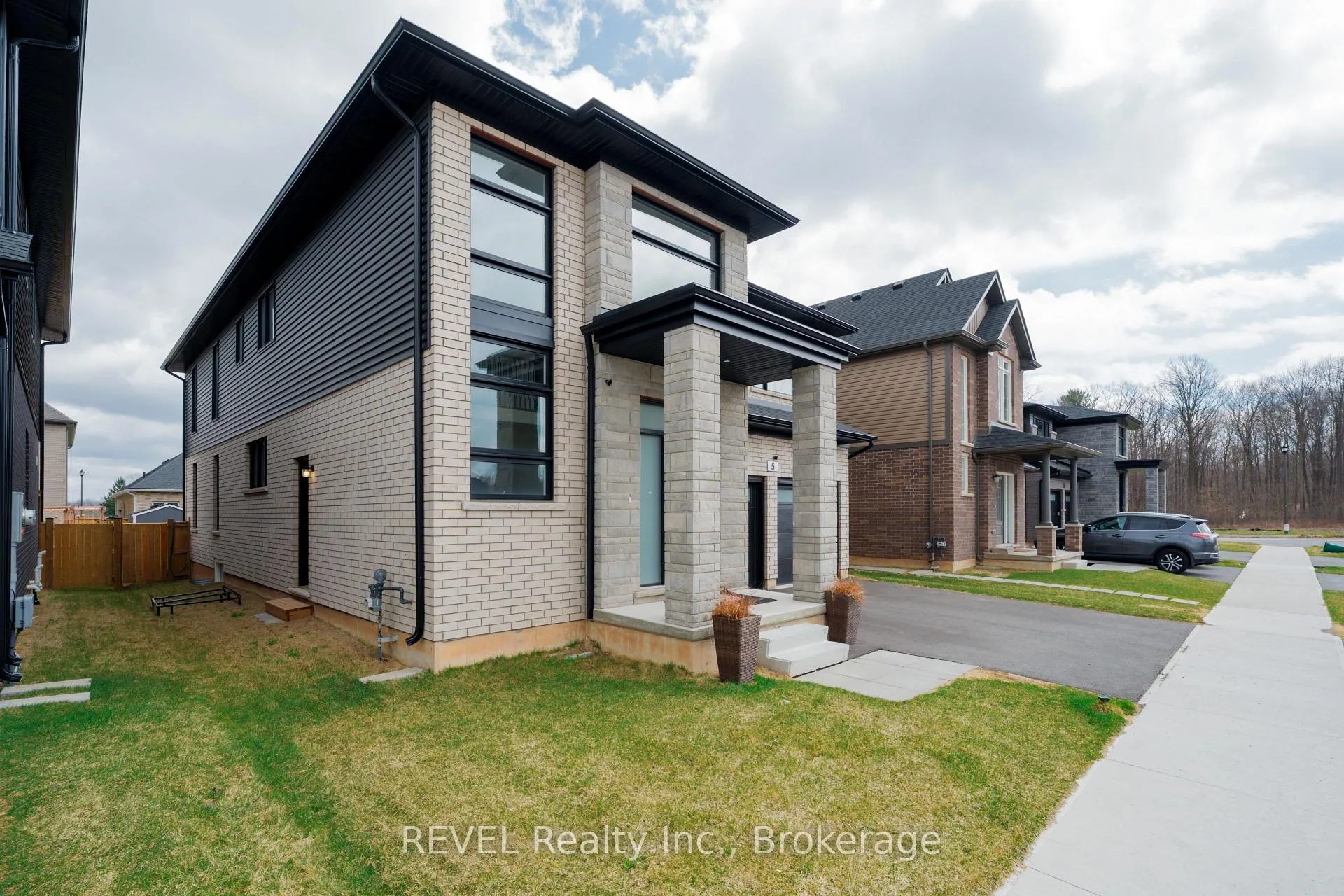 Photo 3 of 5 Samuel Avenue, Pelham, Fonthill — HOMEH