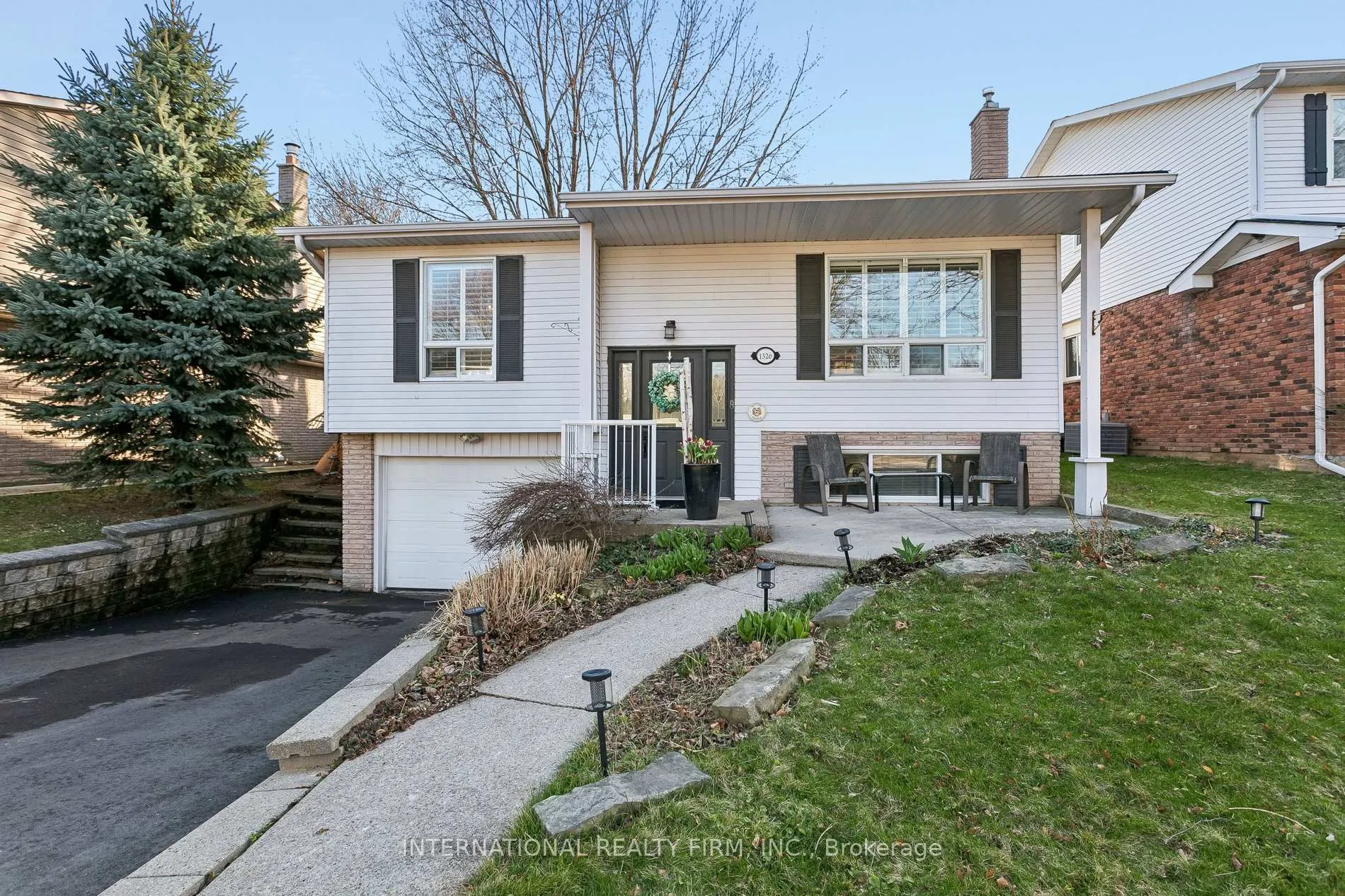 Photo 1 of 1326 Roxborough Crescent, Burlington, Palmer — HOMEH